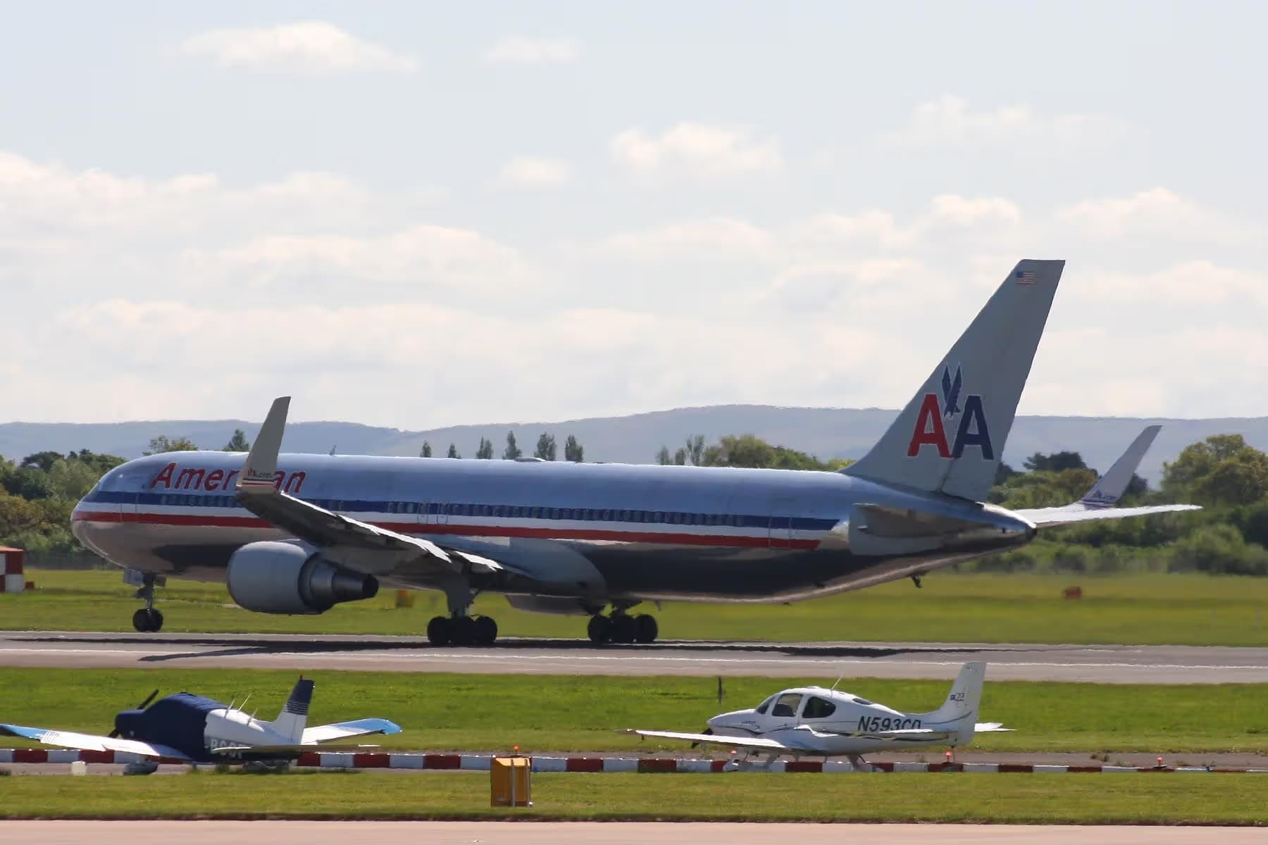 N389AA — Twin-engine aircraft
