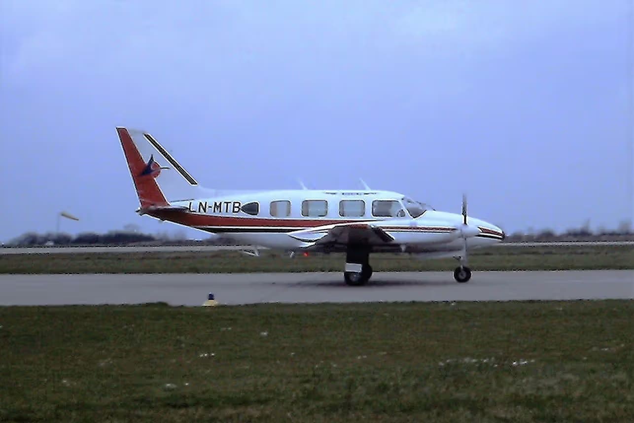 LN-MTB — Twin-engine aircraft