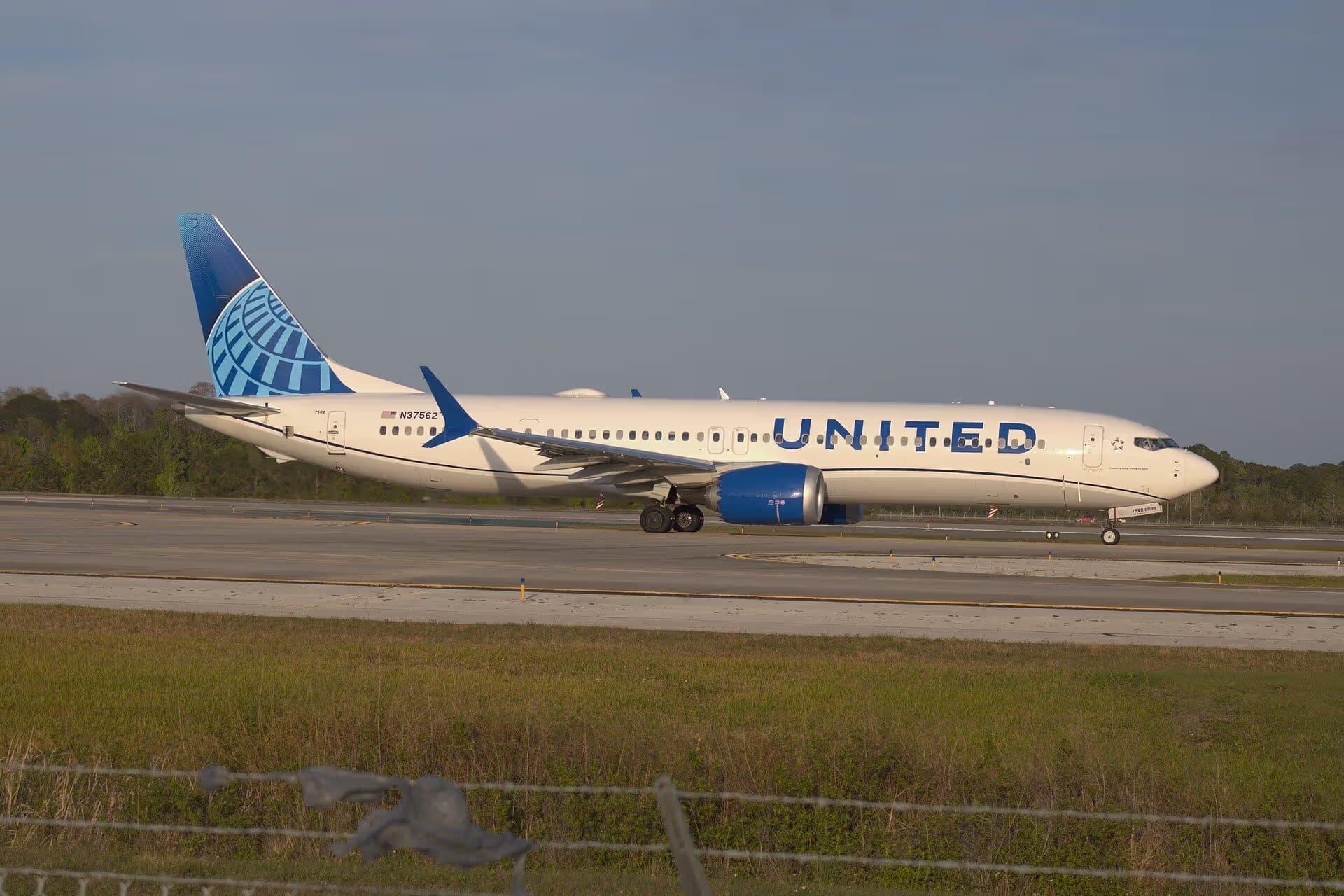 N37562 — Boeing