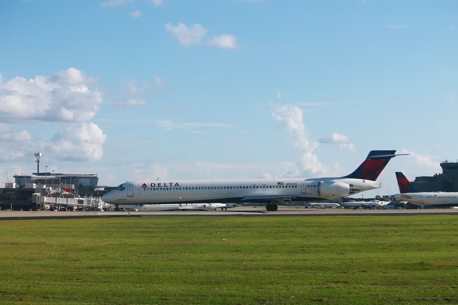 N935DN — Twin-engine aircraft
