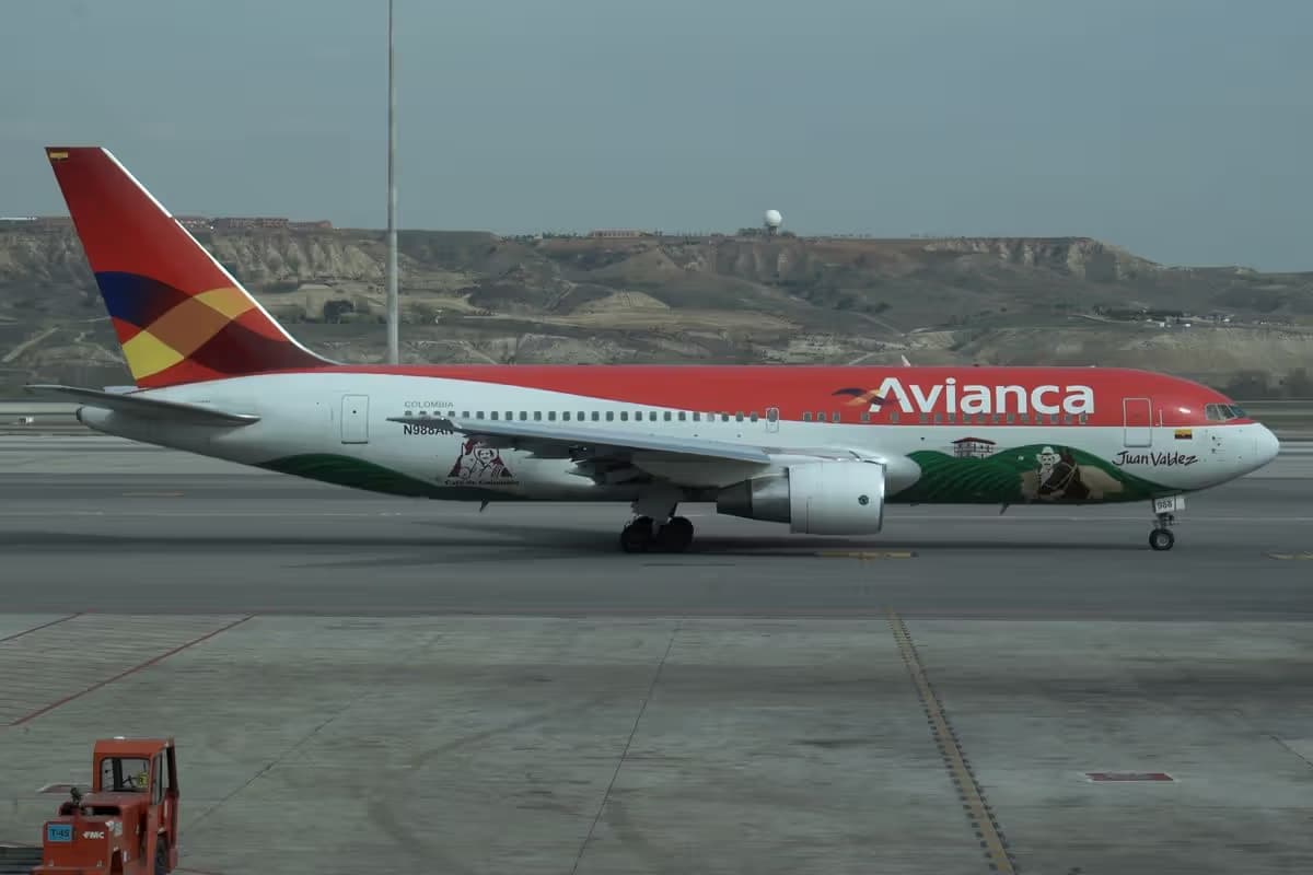 N988AN — Twin-engine aircraft