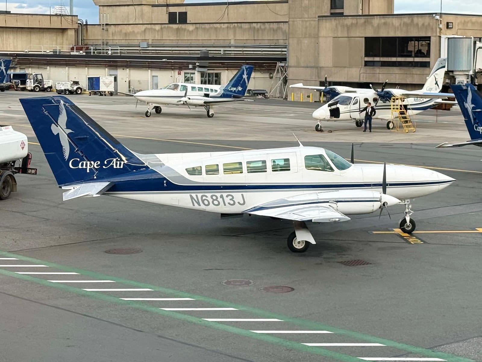 N6813J — Twin-engine aircraft