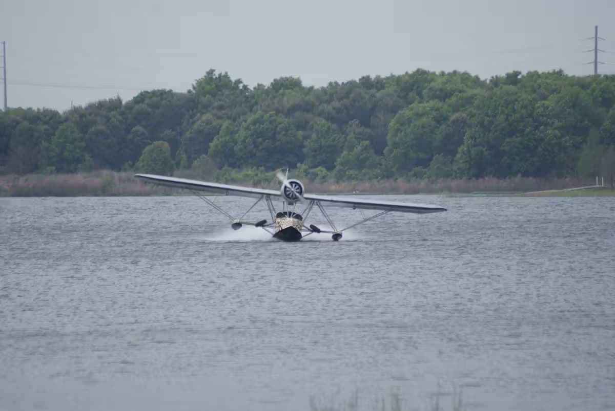 Unidentified — Single-engine aircraft