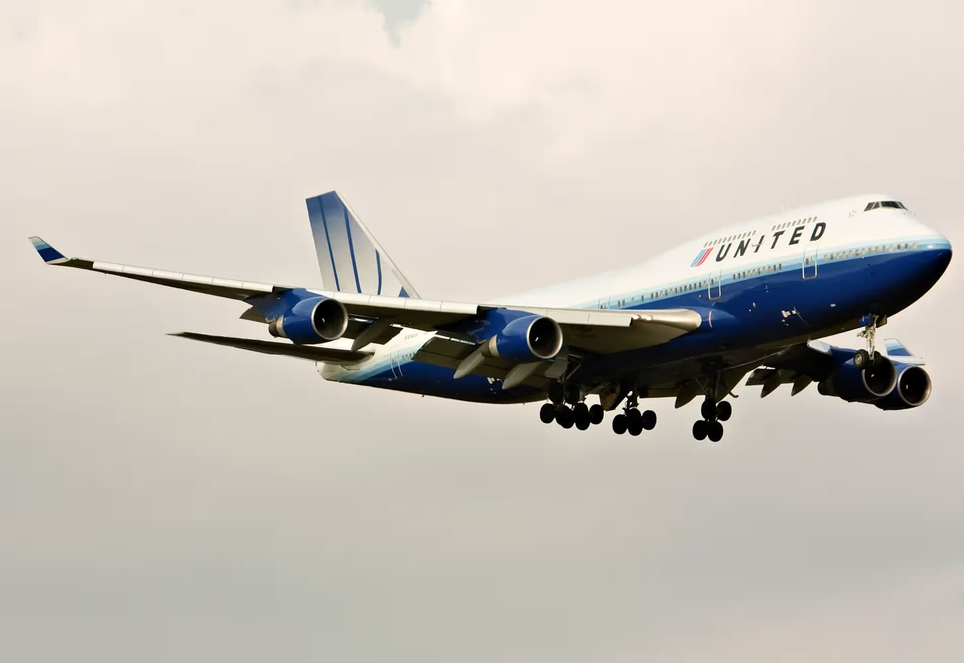 N104UA — Boeing