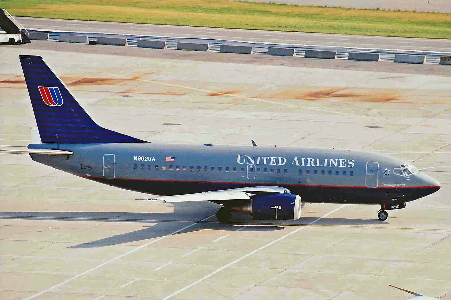 N902UA — Twin-engine aircraft