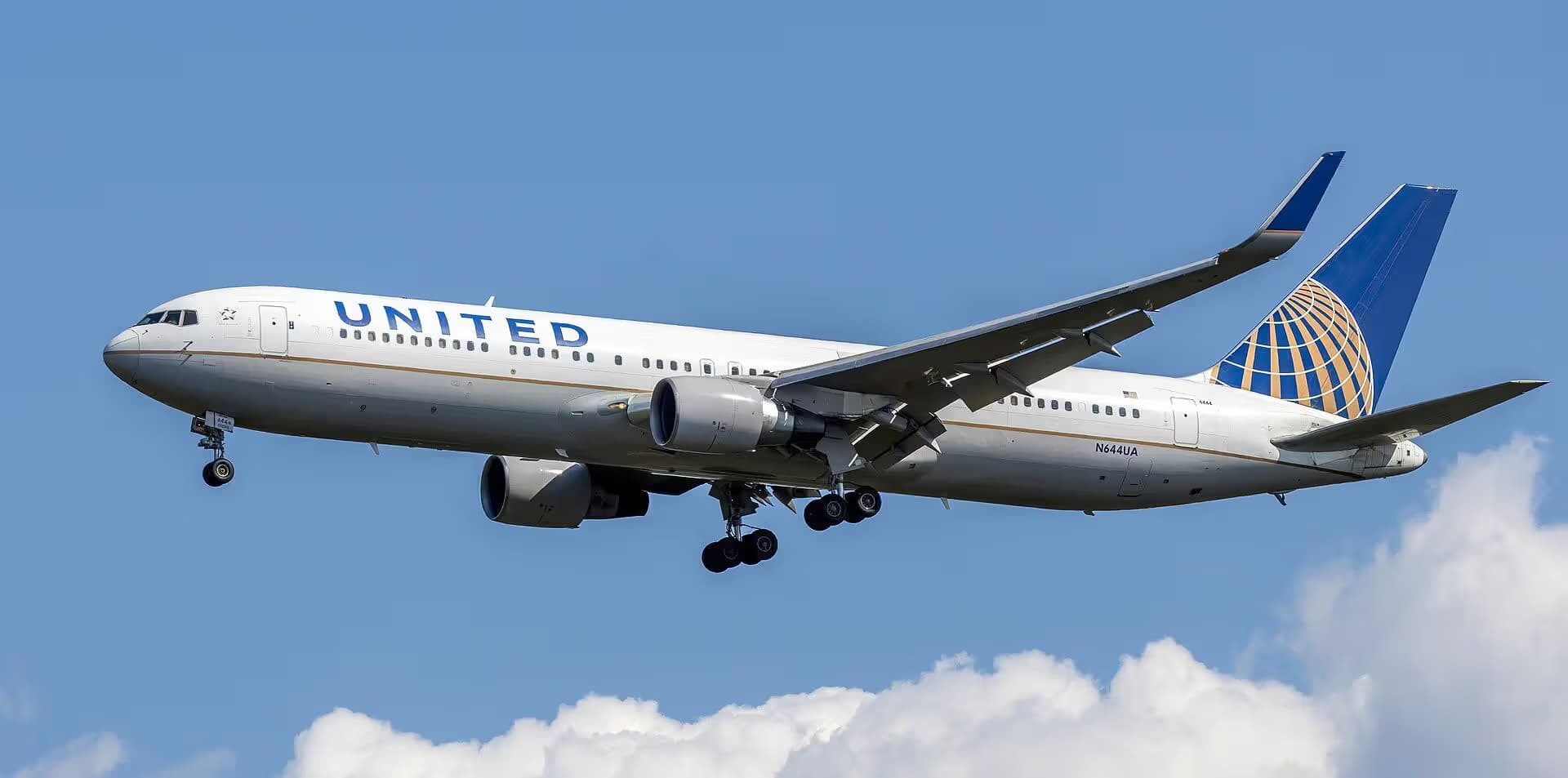N644UA — Twin-engine aircraft