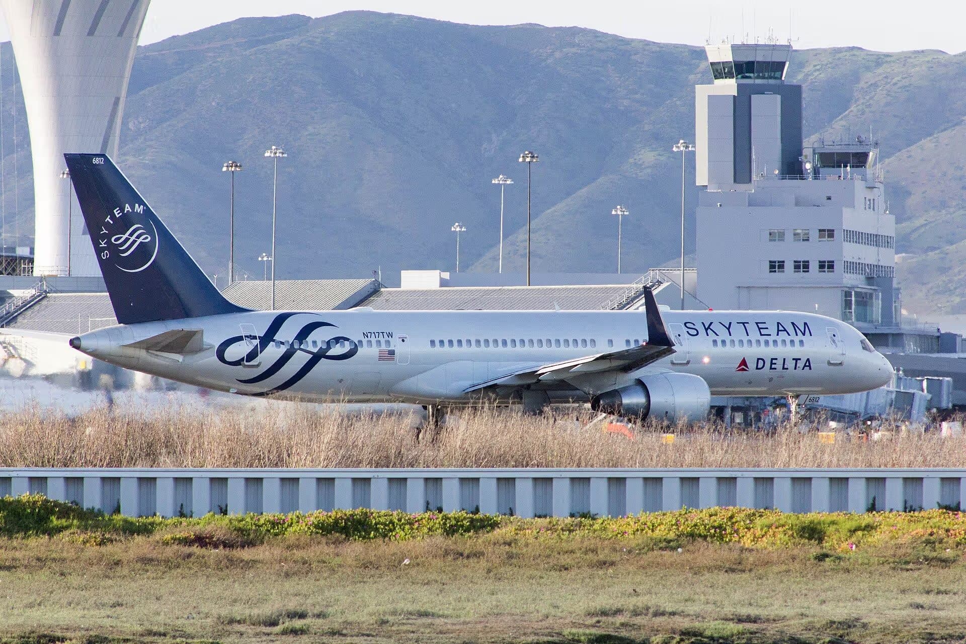N717TW — Twin-engine aircraft