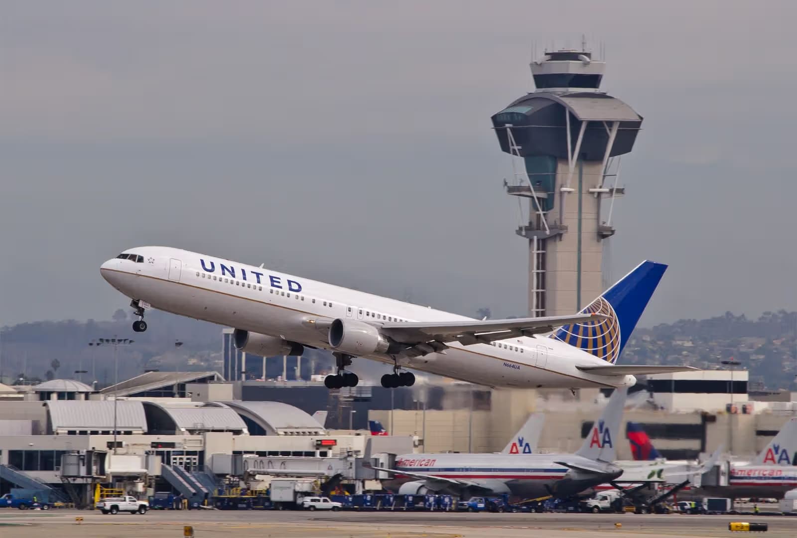 N664UA — Boeing