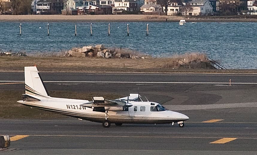N121JW — Twin-engine aircraft