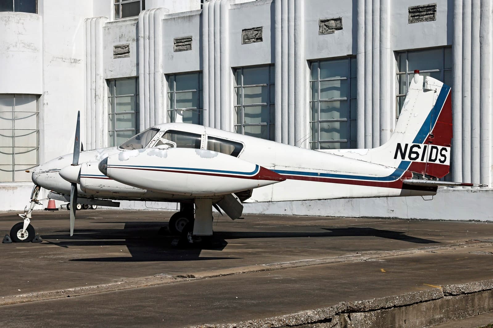 N61DS — Twin-engine aircraft
