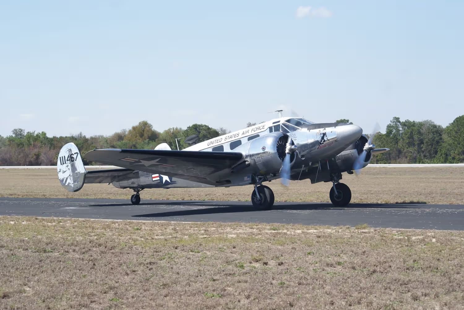 Unidentified — Twin-engine aircraft