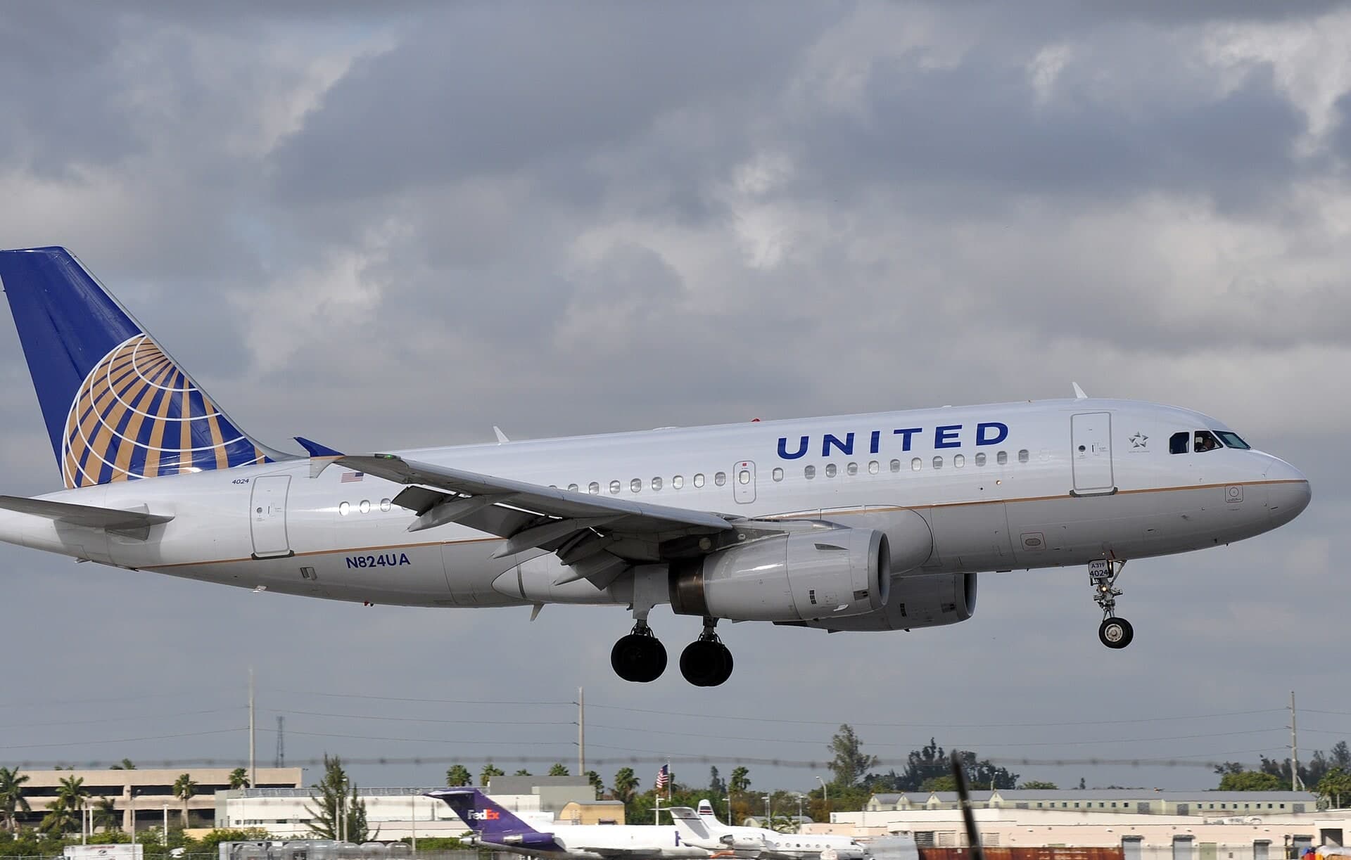 N824UA — Airbus