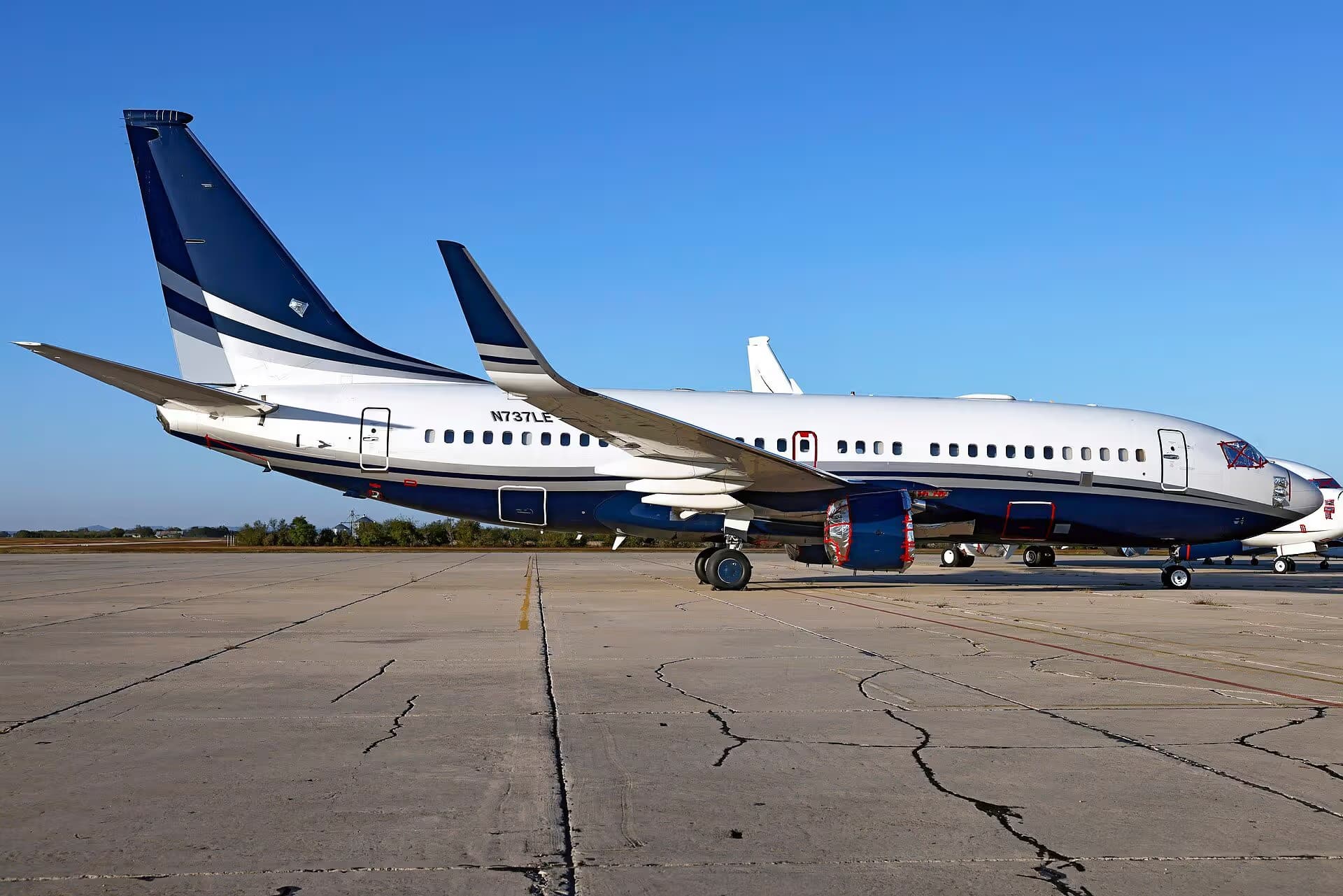 N737LE — Twin-engine aircraft