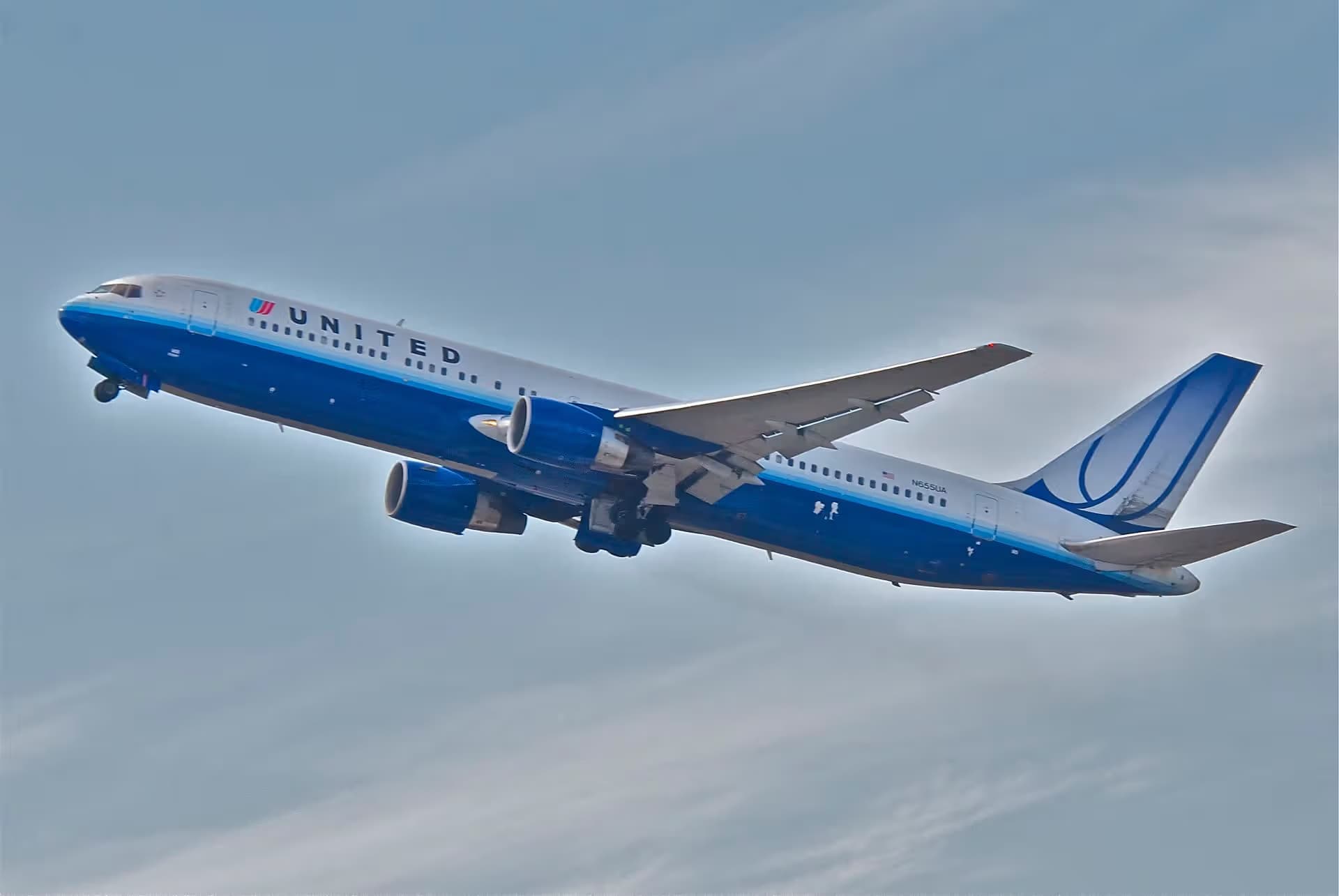 N655UA — Twin-engine aircraft