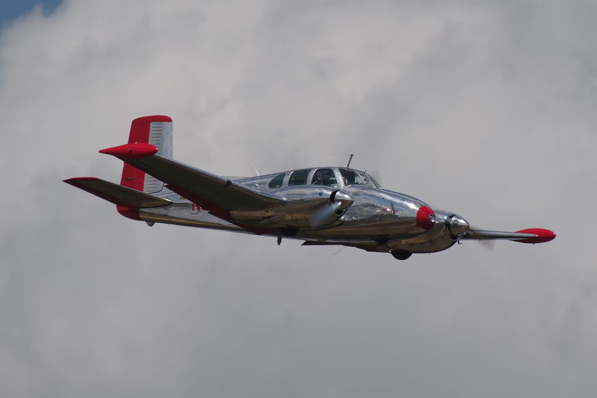N3670B — Twin-engine aircraft