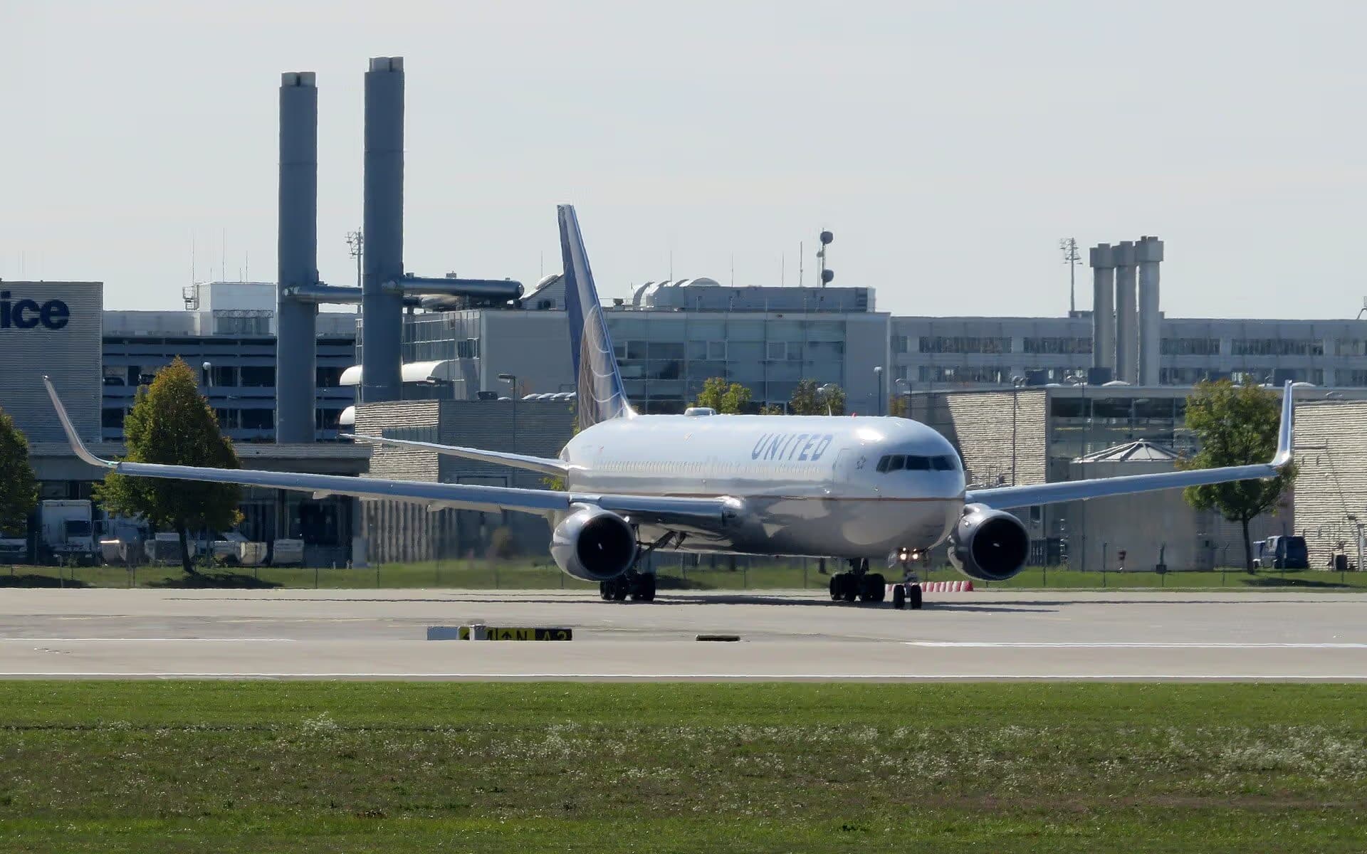 N662UA — Twin-engine aircraft at Munich Airport