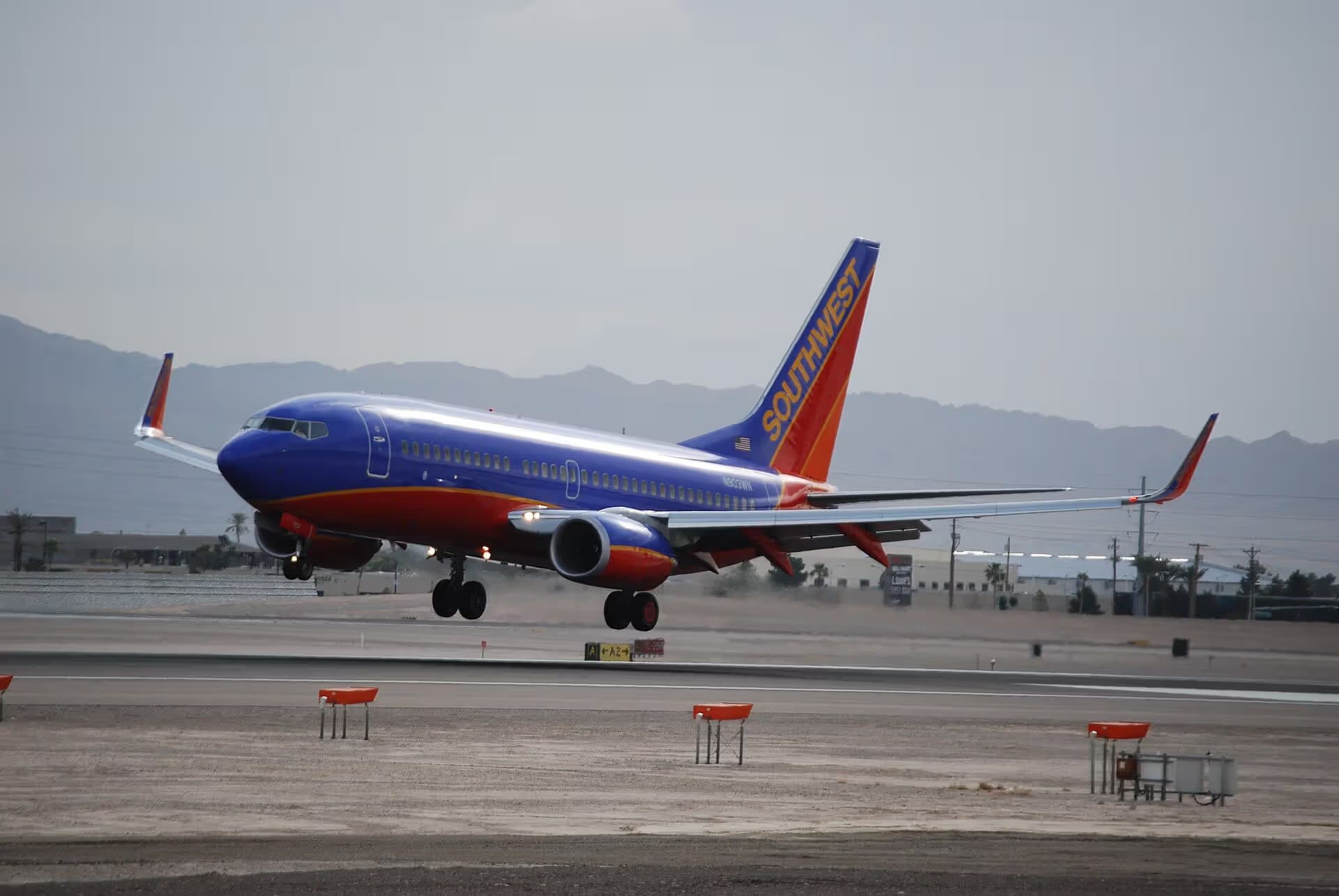 N903WN — Twin-engine aircraft