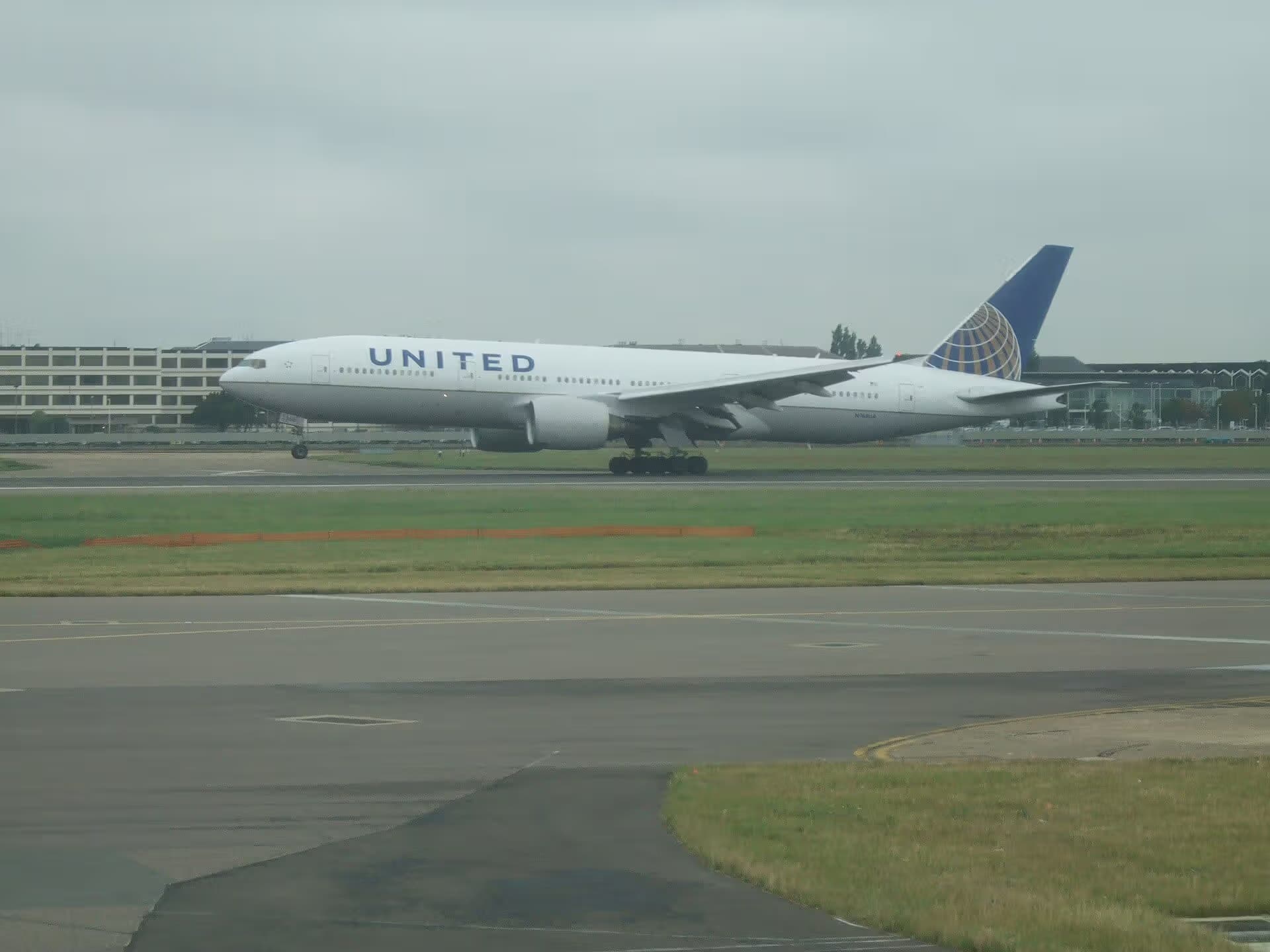 N768UA — Twin-engine aircraft