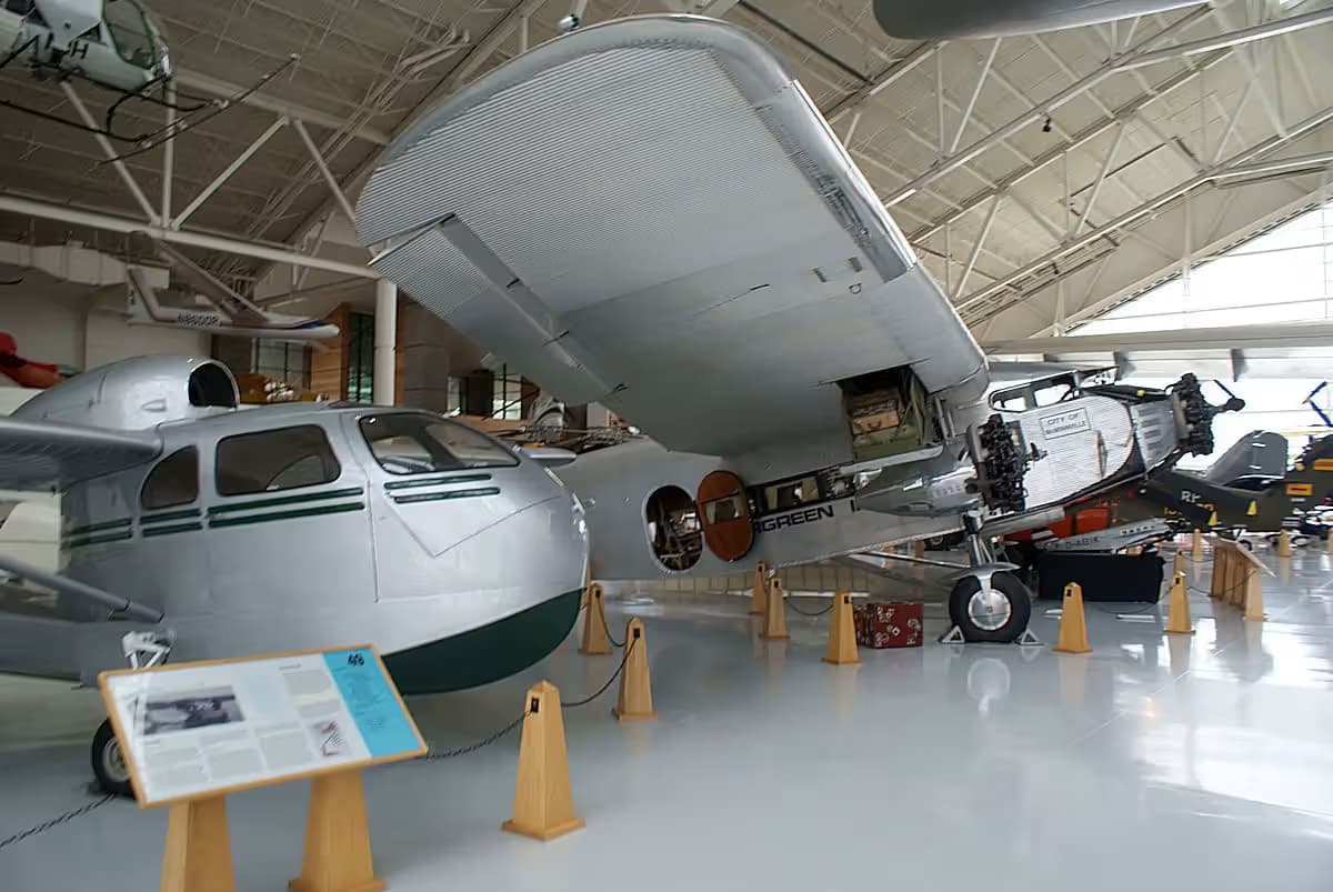 Unidentified — Twin-engine aircraft