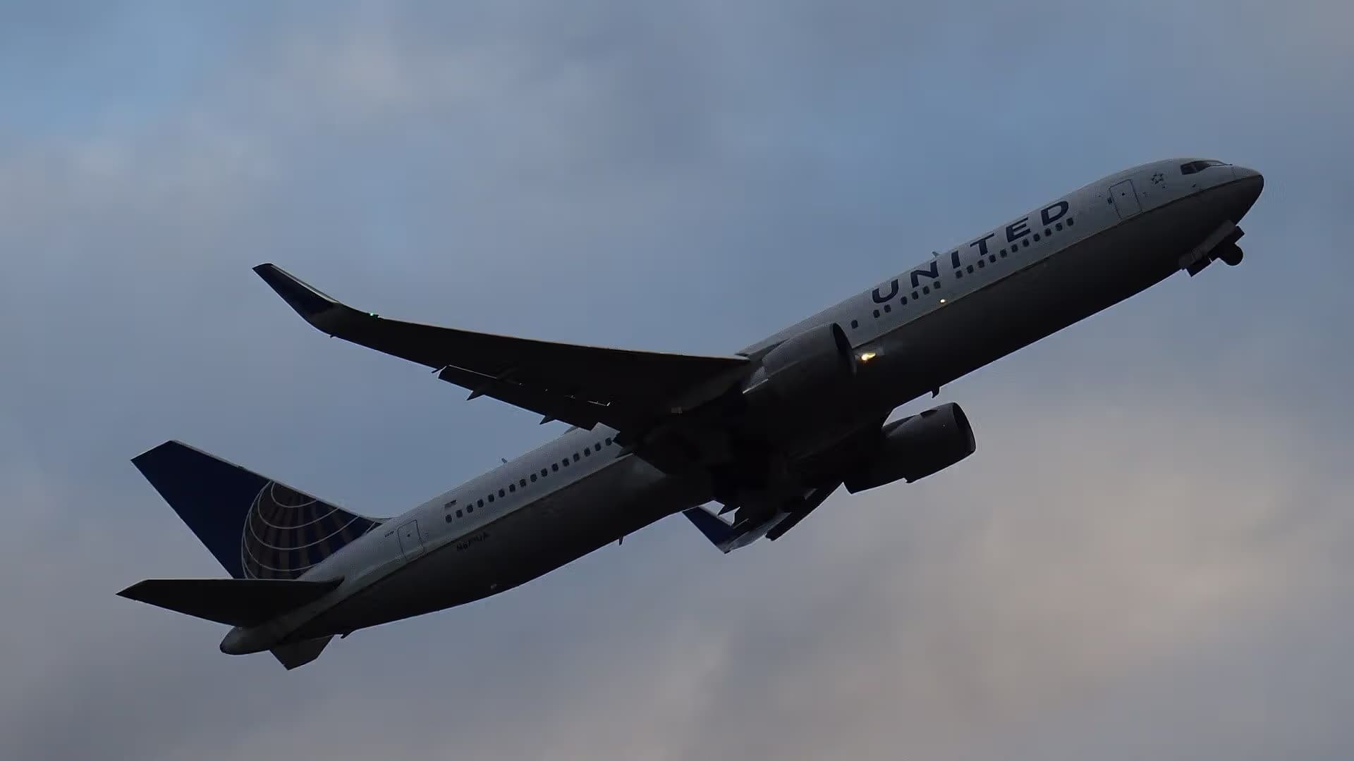 N670UA — Twin-engine aircraft