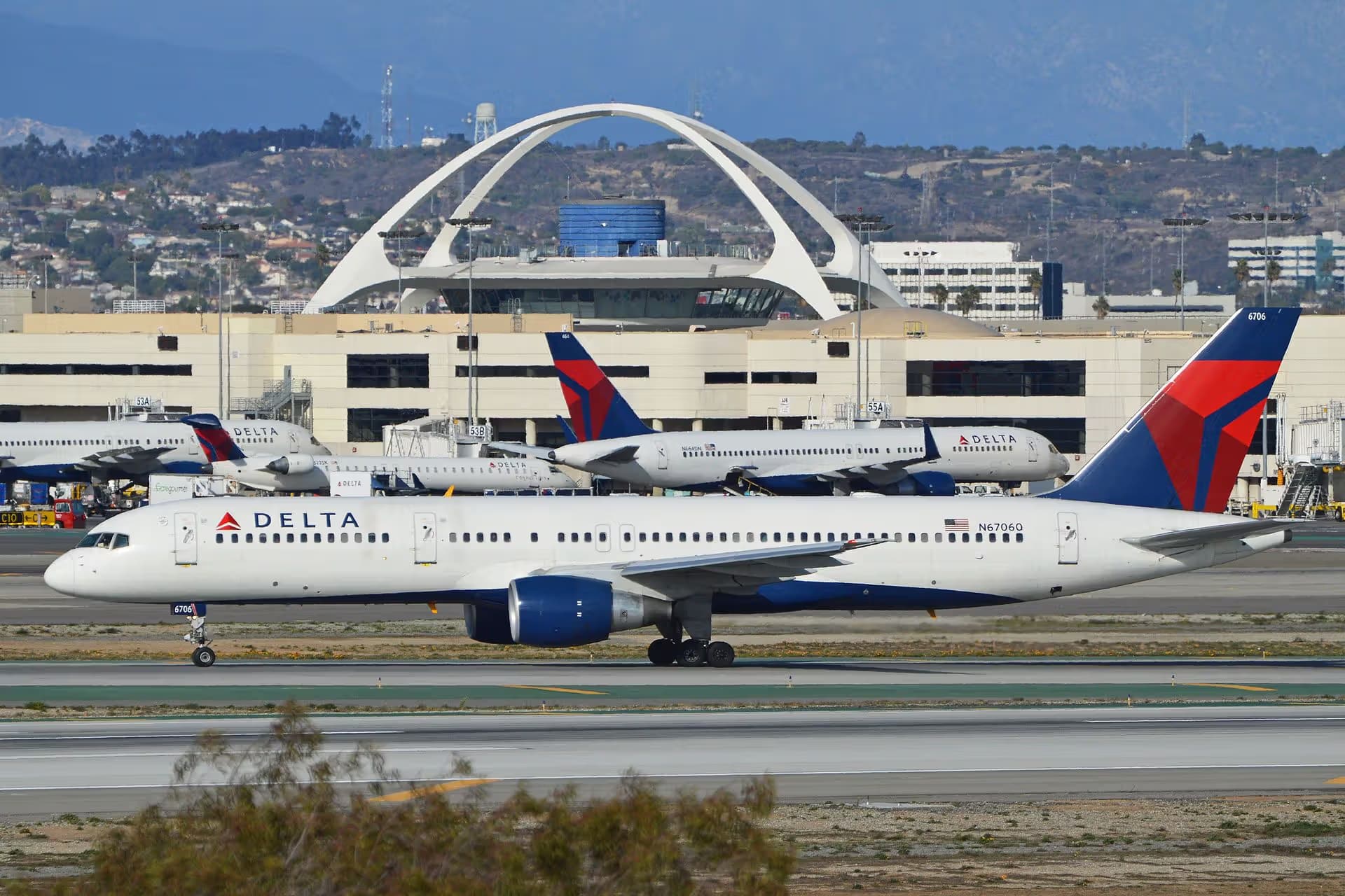 N6706Q — Twin-engine aircraft