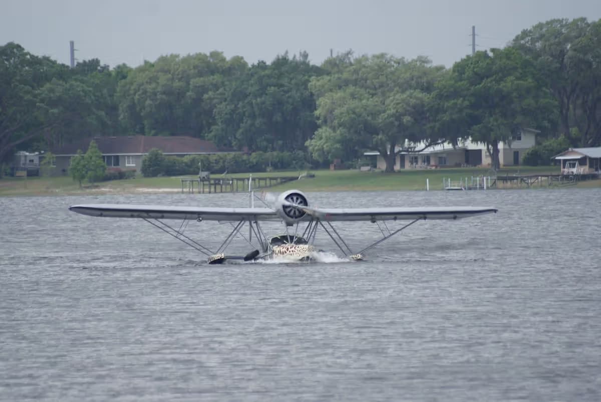Unidentified — Single-engine aircraft