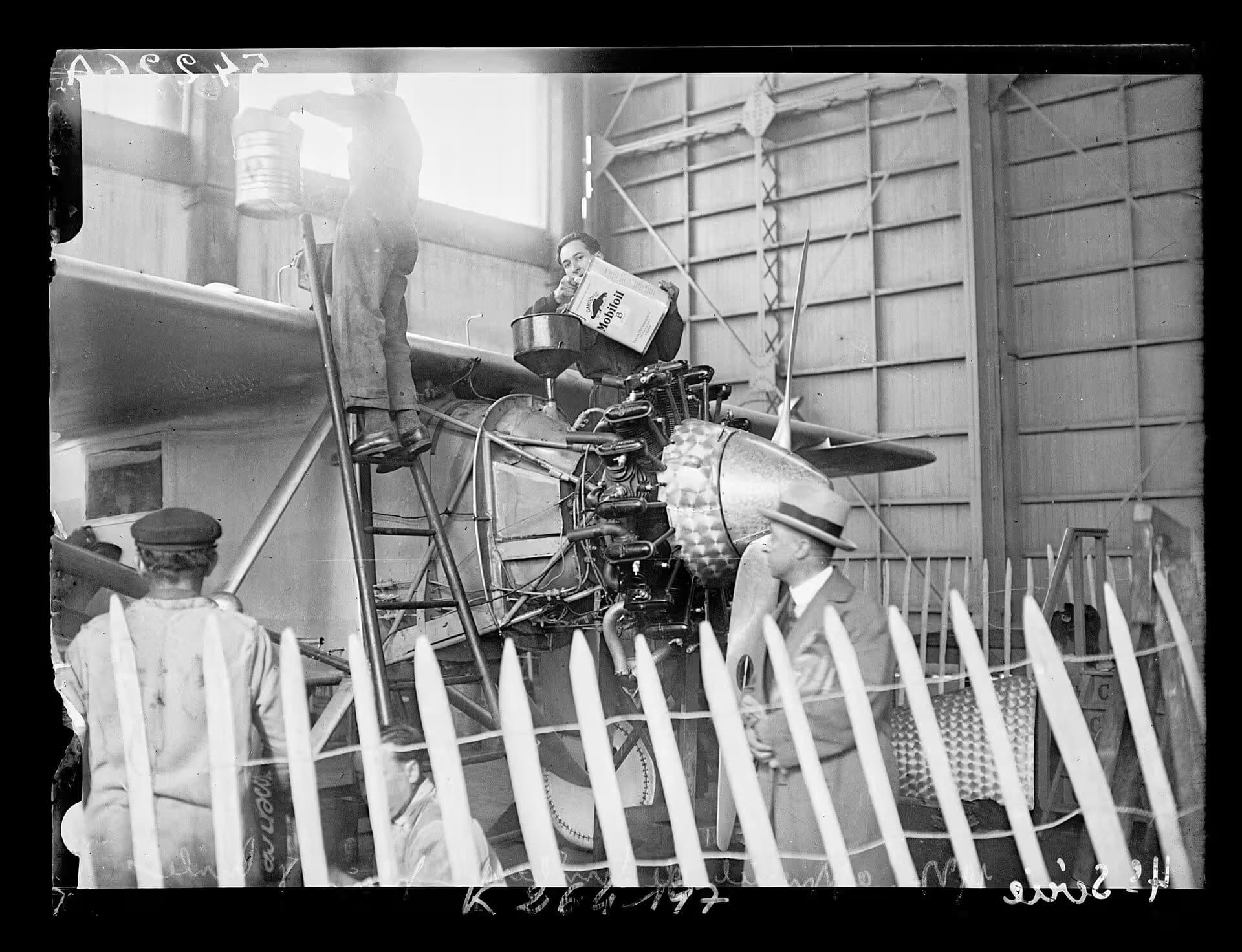 Unidentified — Single-engine aircraft