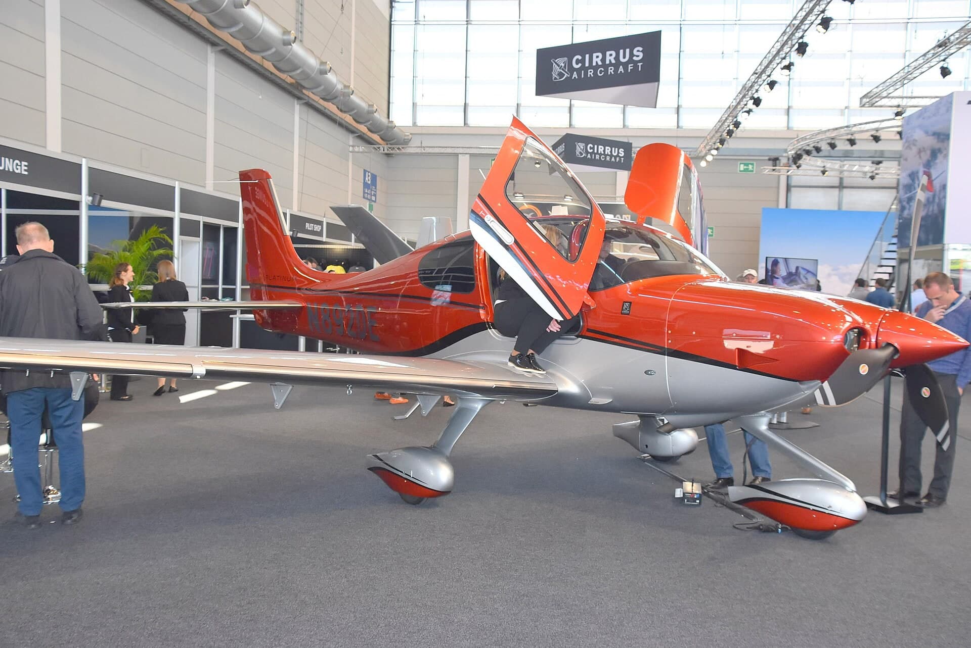 N892DE — Cirrus