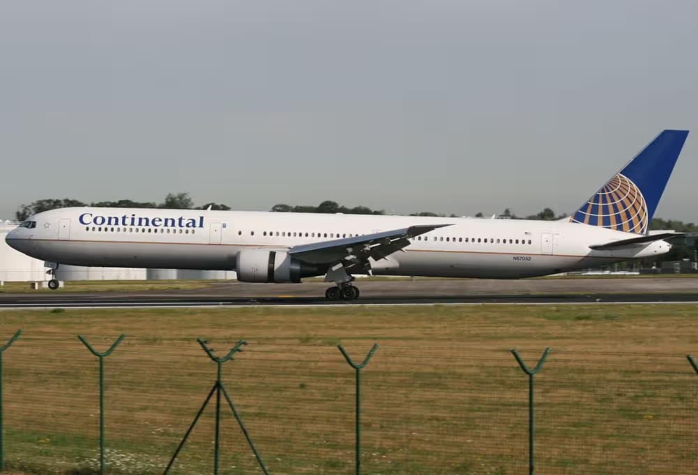 N67052 — Twin-engine aircraft
