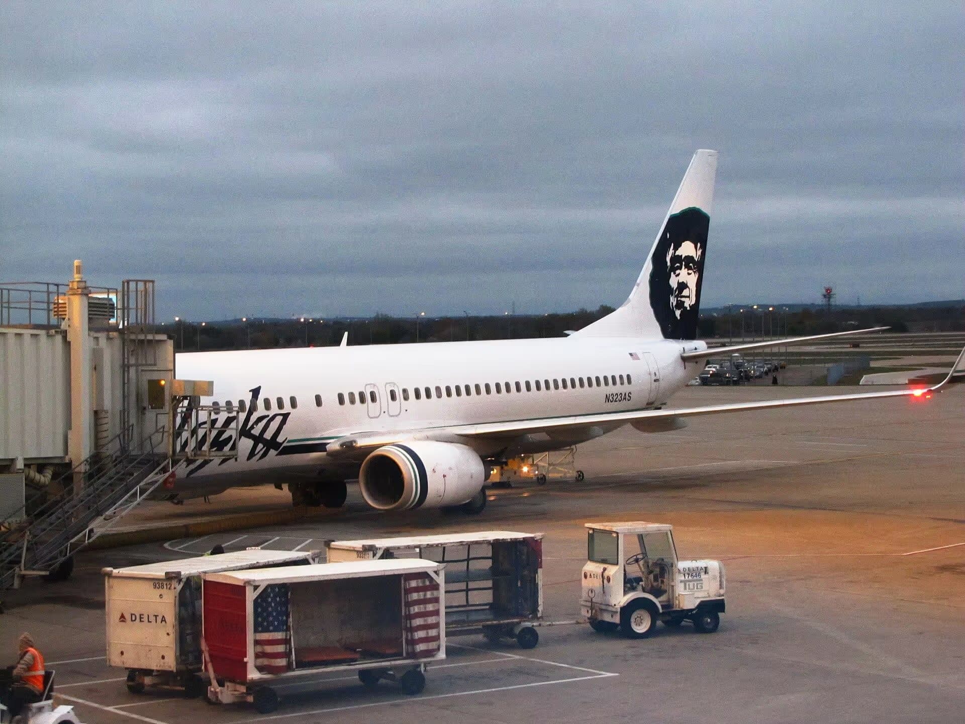 N323AS — Twin-engine aircraft