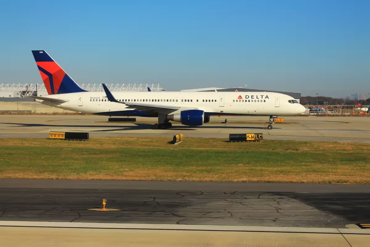 N686DA — Twin-engine aircraft