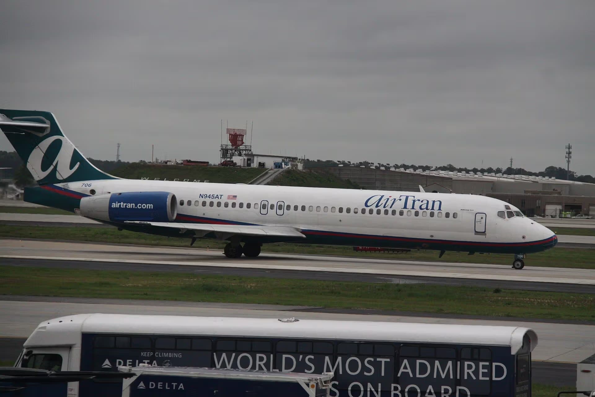 N945AT — Twin-engine aircraft