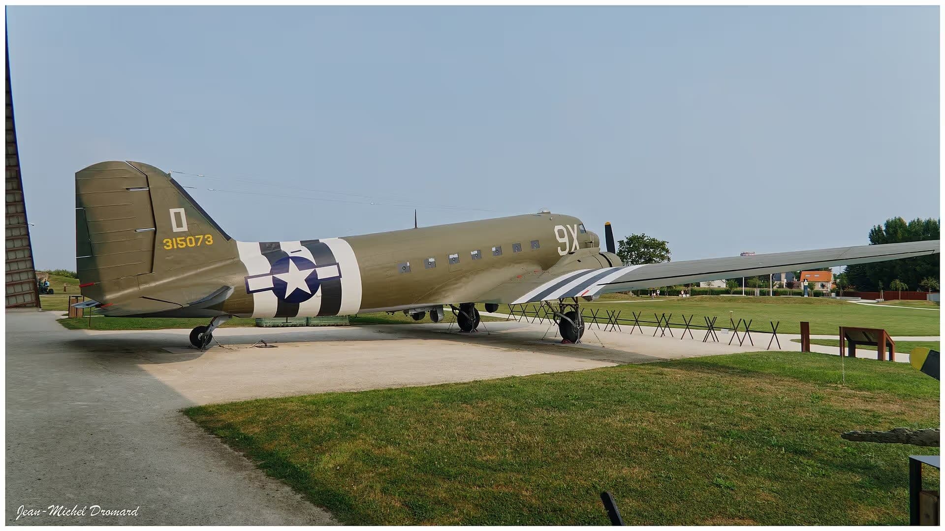 Unidentified — Twin-engine aircraft
