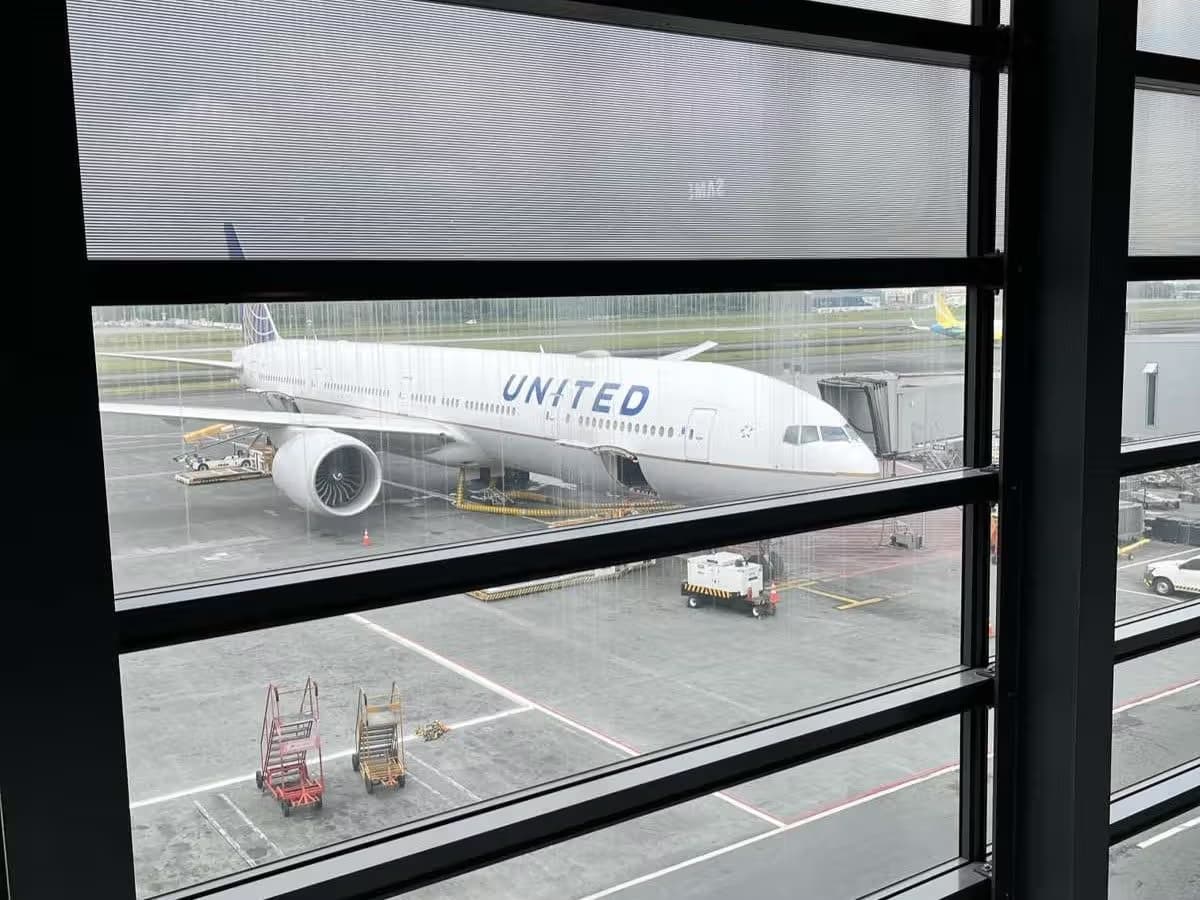 N2737U — Twin-engine aircraft