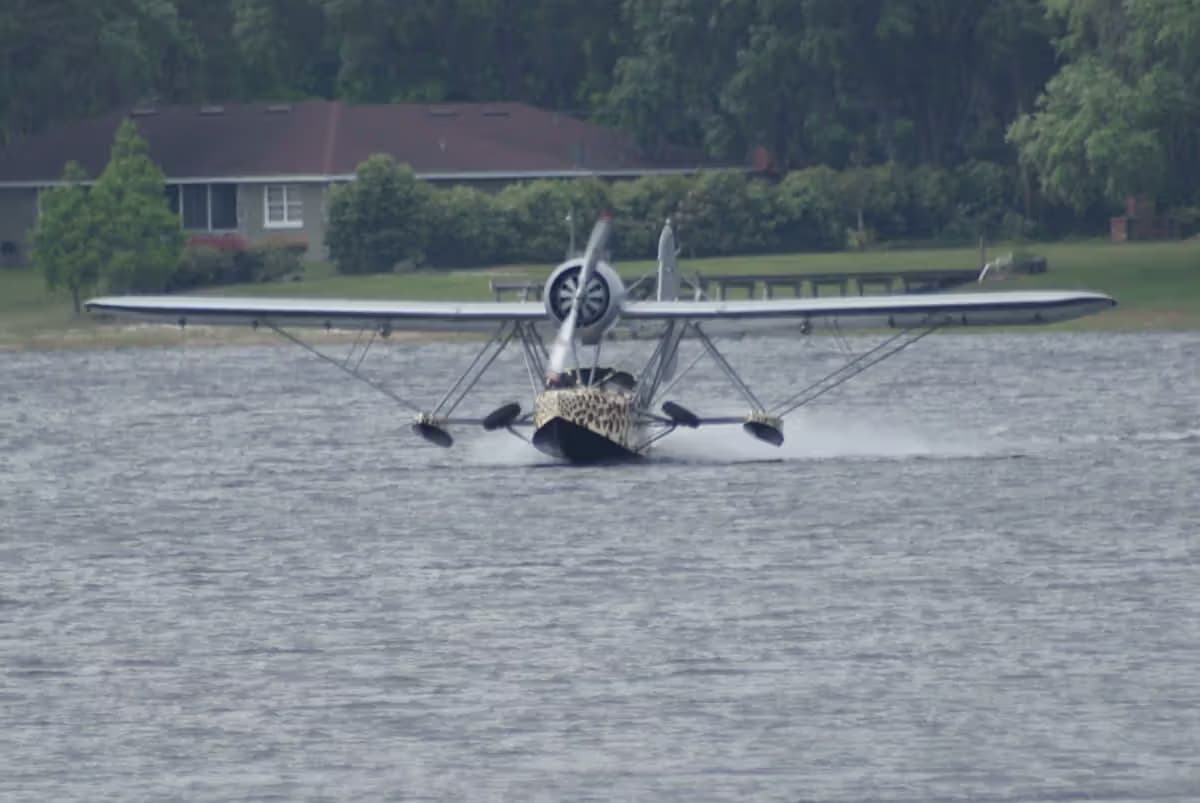 Unidentified — Single-engine aircraft