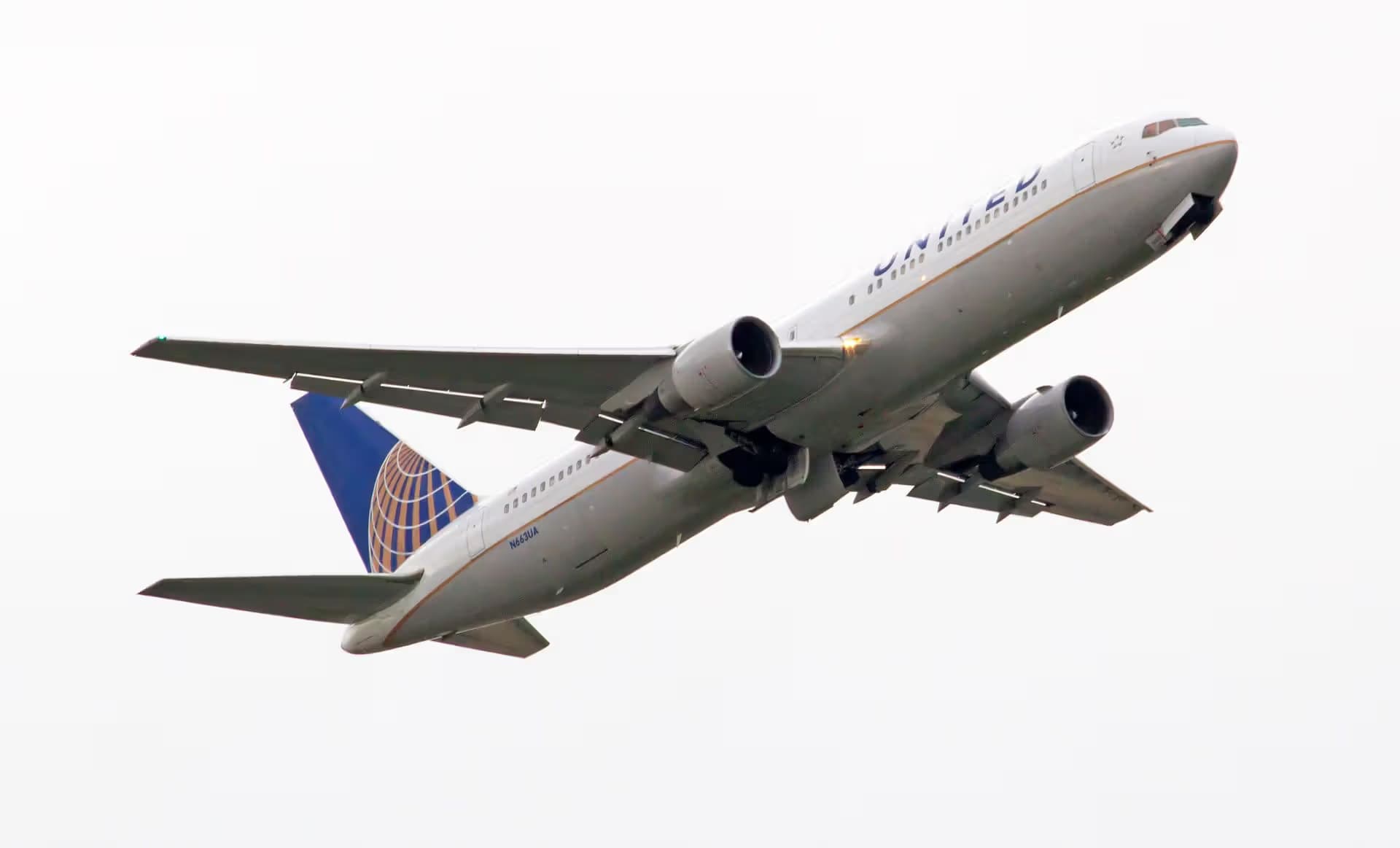 N663UA — Twin-engine aircraft