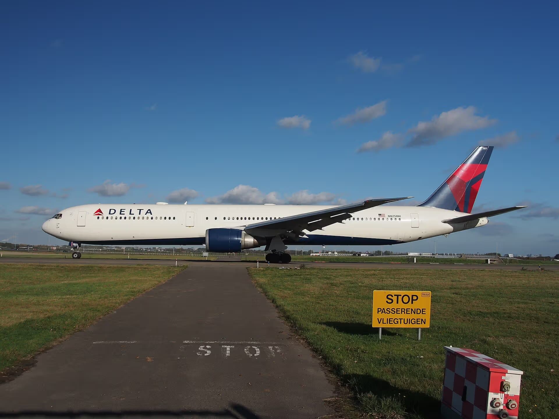 N825MH — Twin-engine aircraft