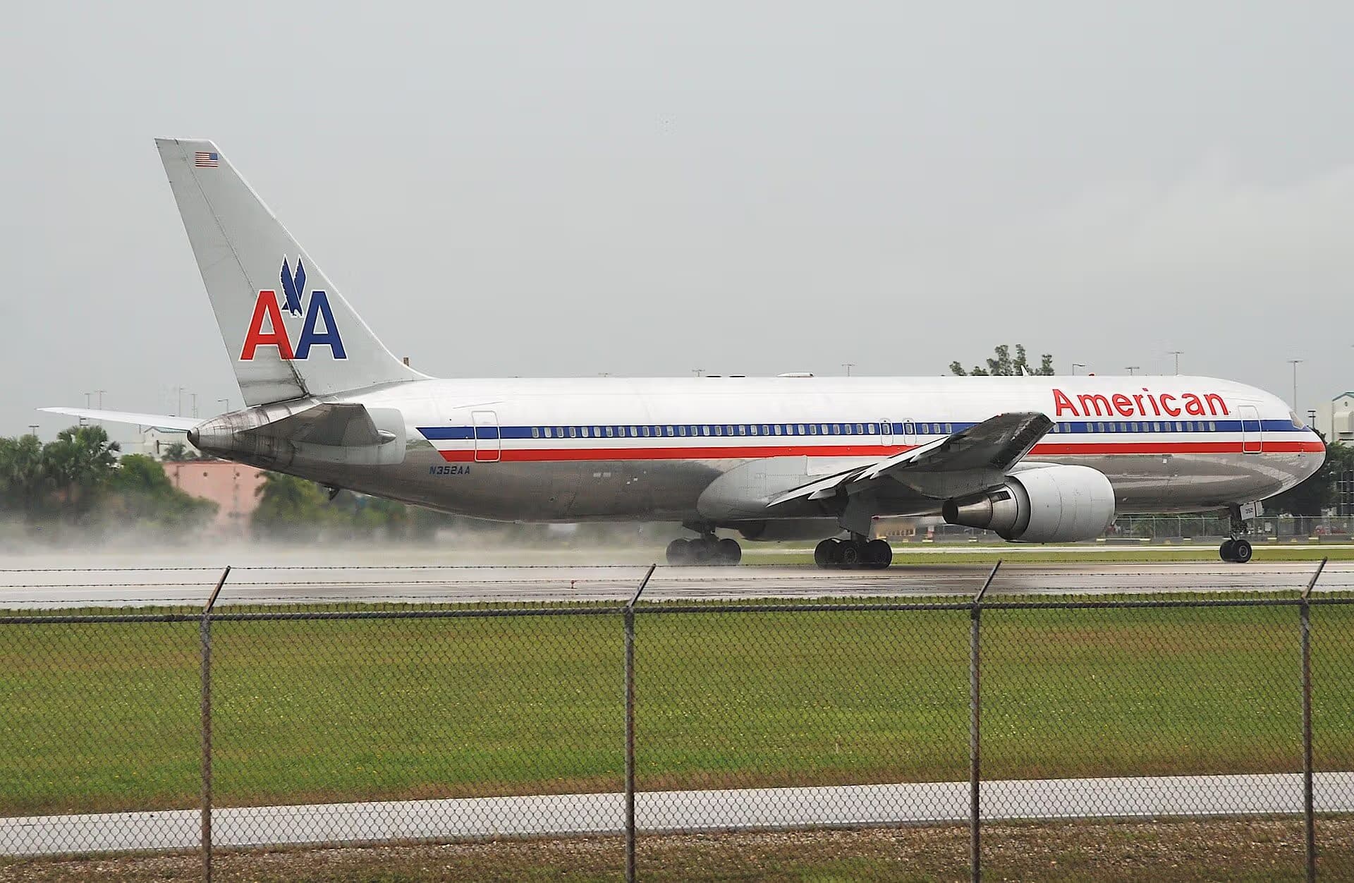 N352AA — Twin-engine aircraft