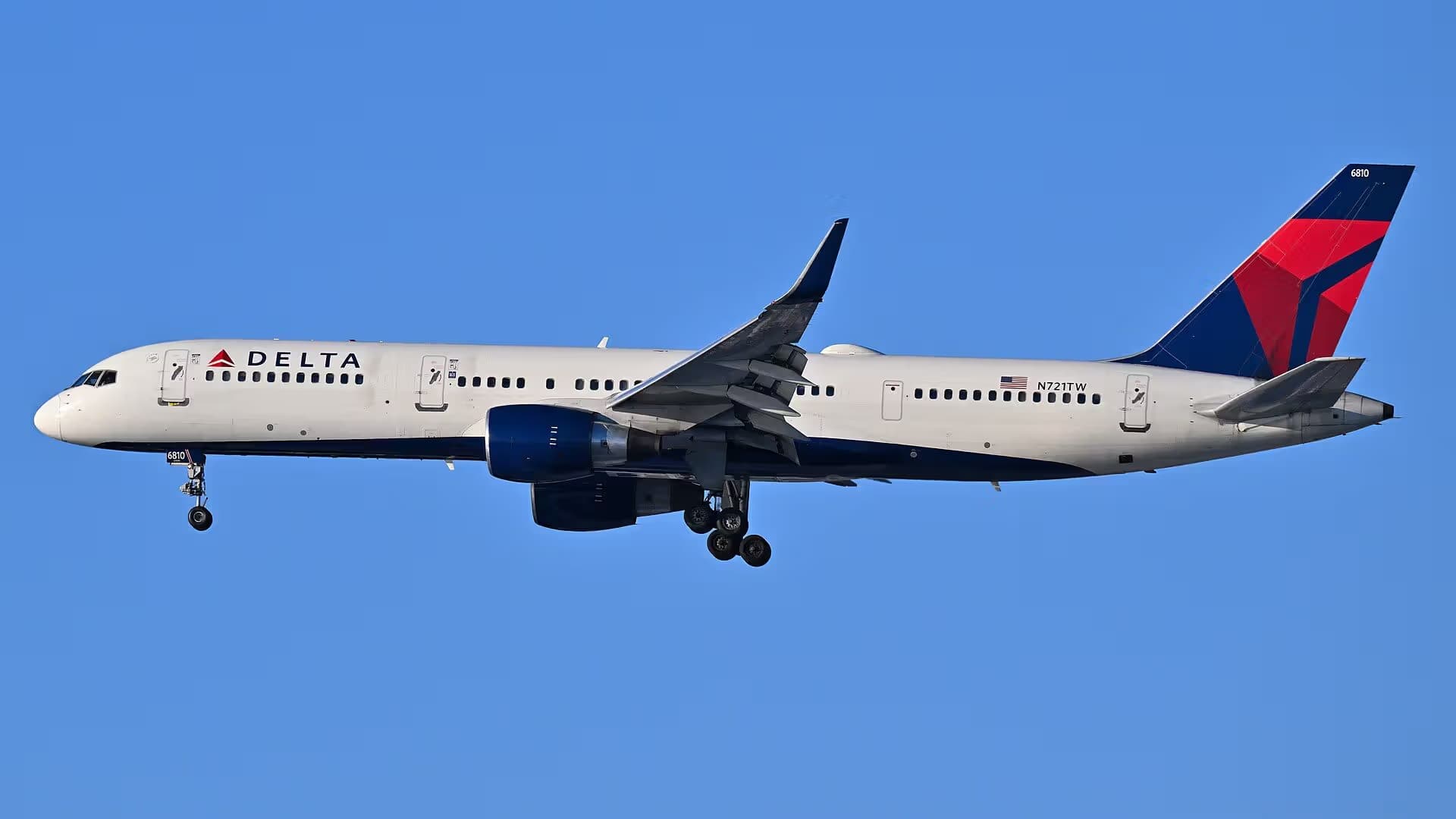 N721TW — Twin-engine aircraft