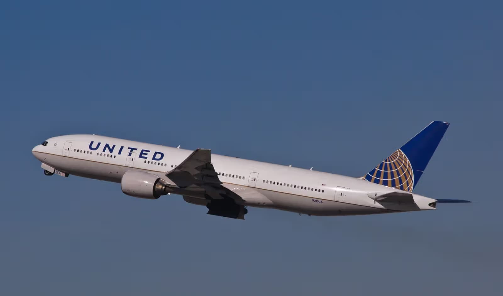 N216UA — Twin-engine aircraft