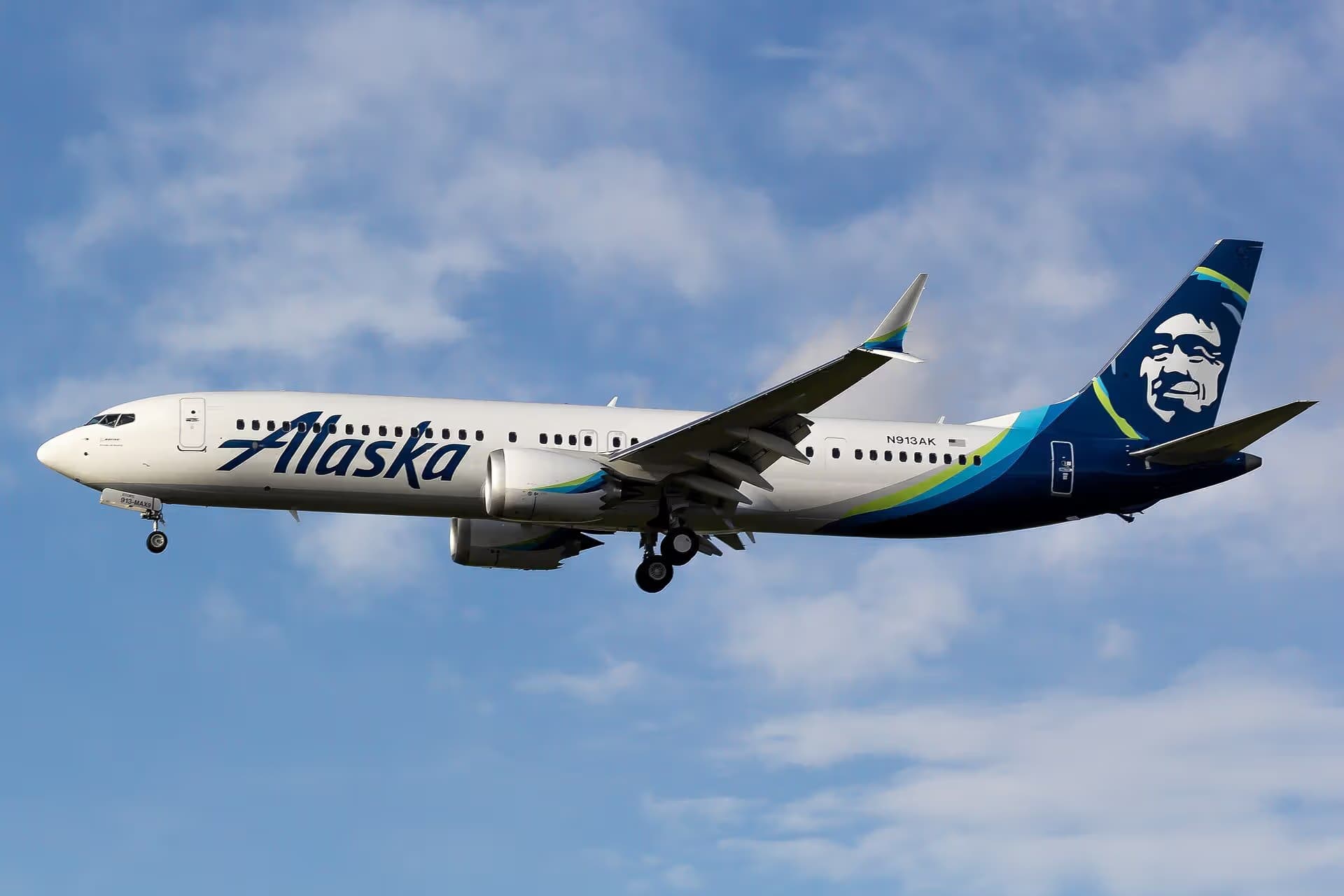 N913AK — Twin-engine aircraft
