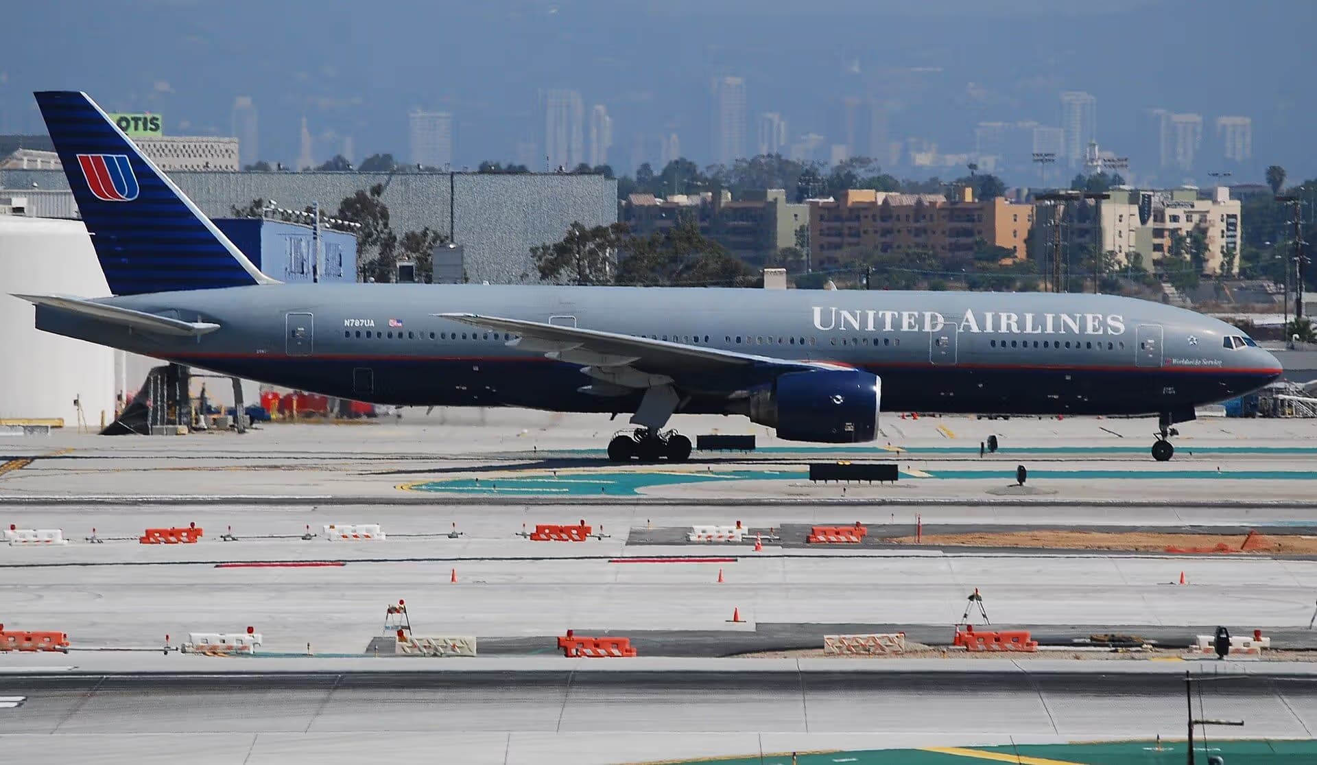 N787UA — Twin-engine aircraft