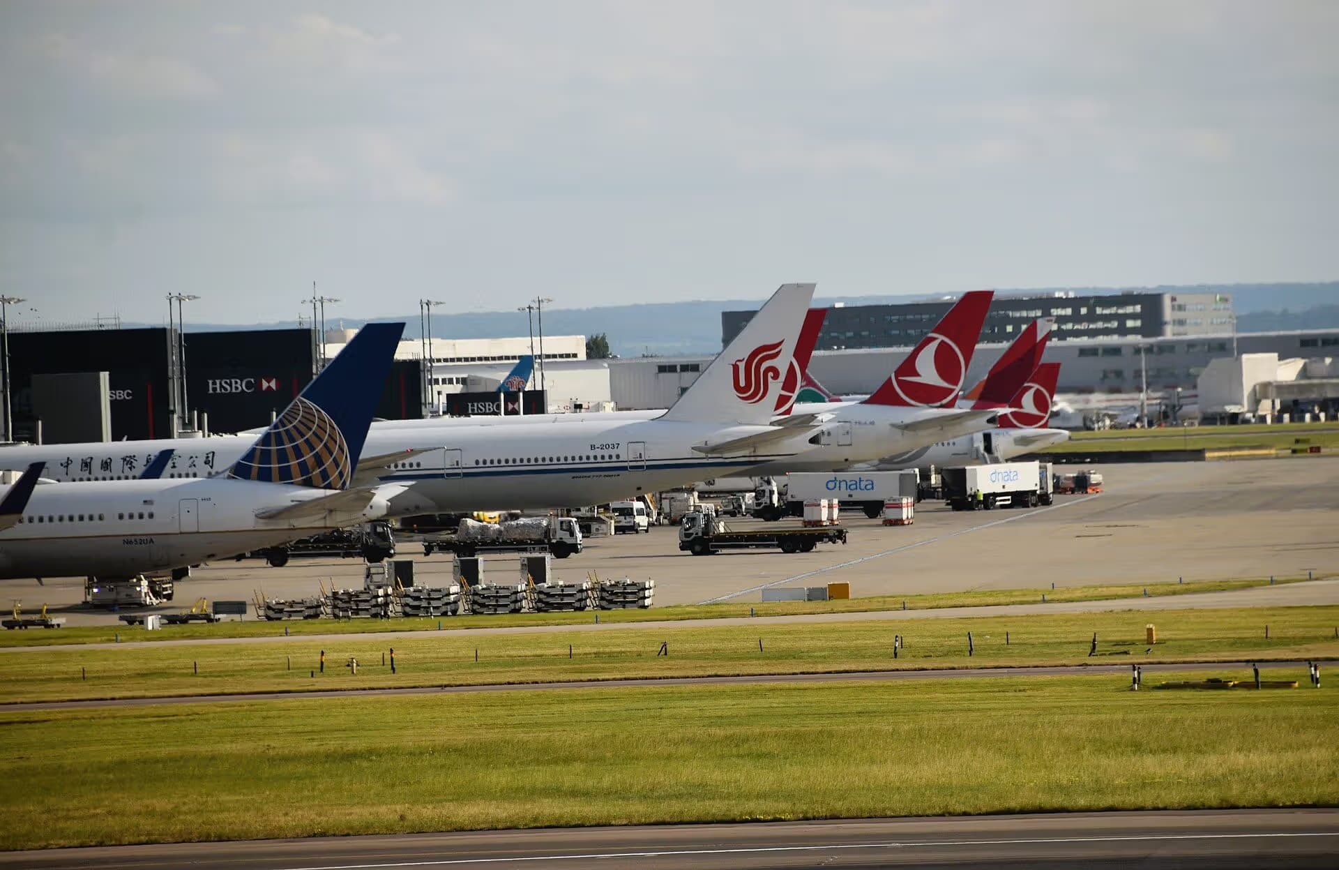 N652UA — Aircraft at Heathrow Airport