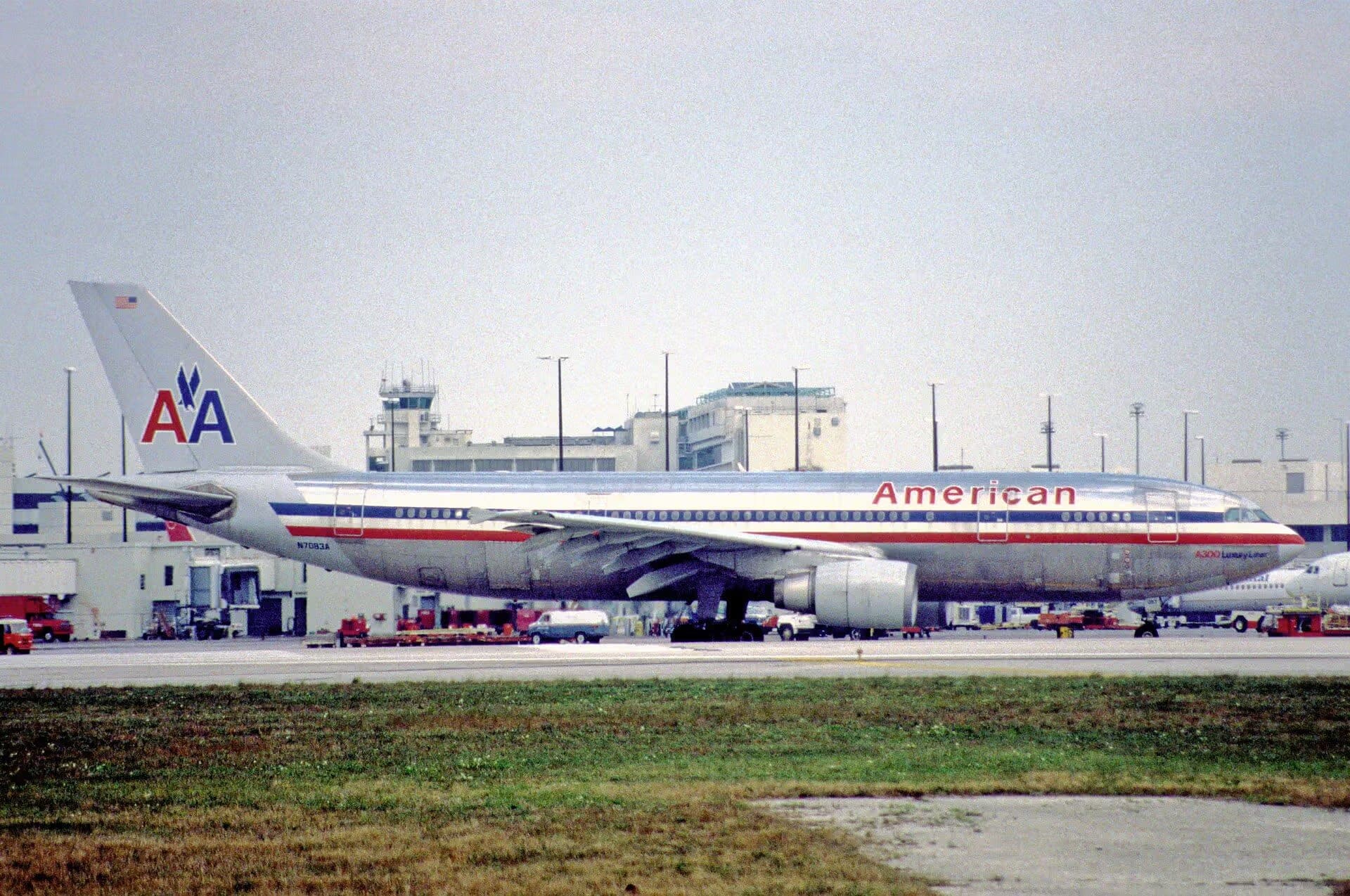 N7083A — Twin-engine aircraft