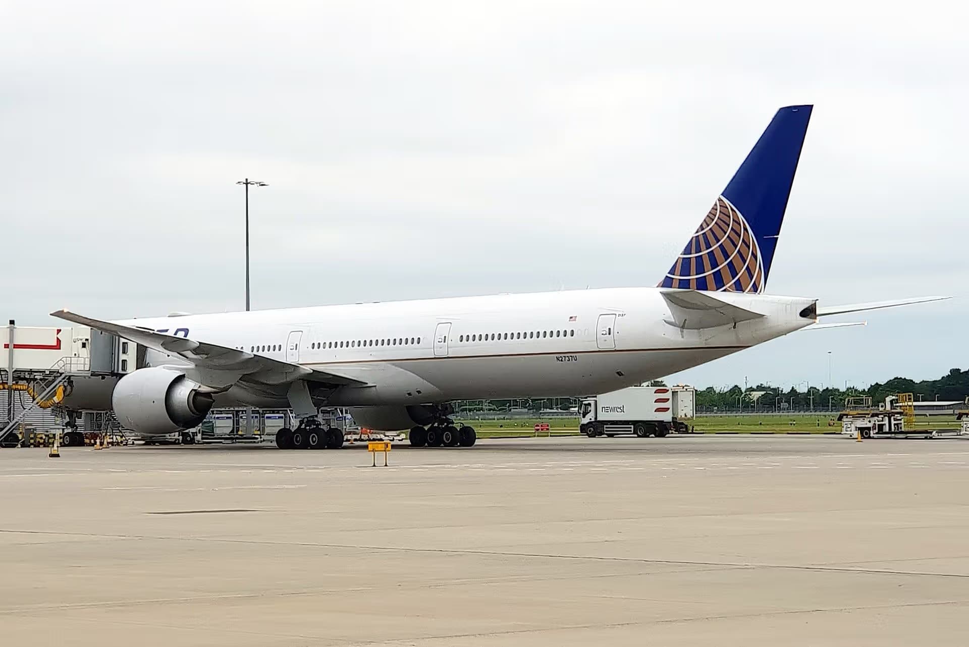 N2737U — Boeing