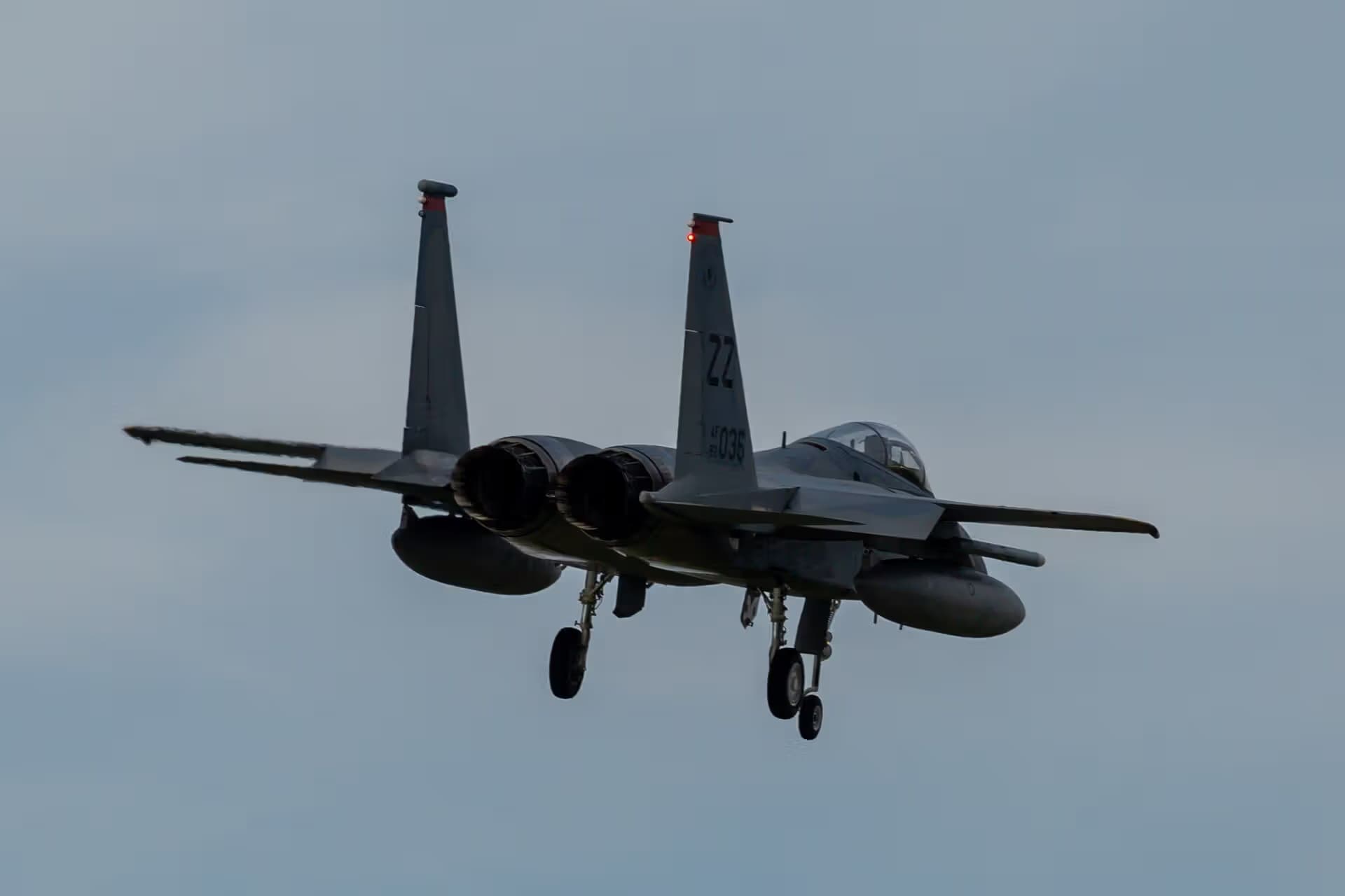 Unidentified — Twin-engine aircraft