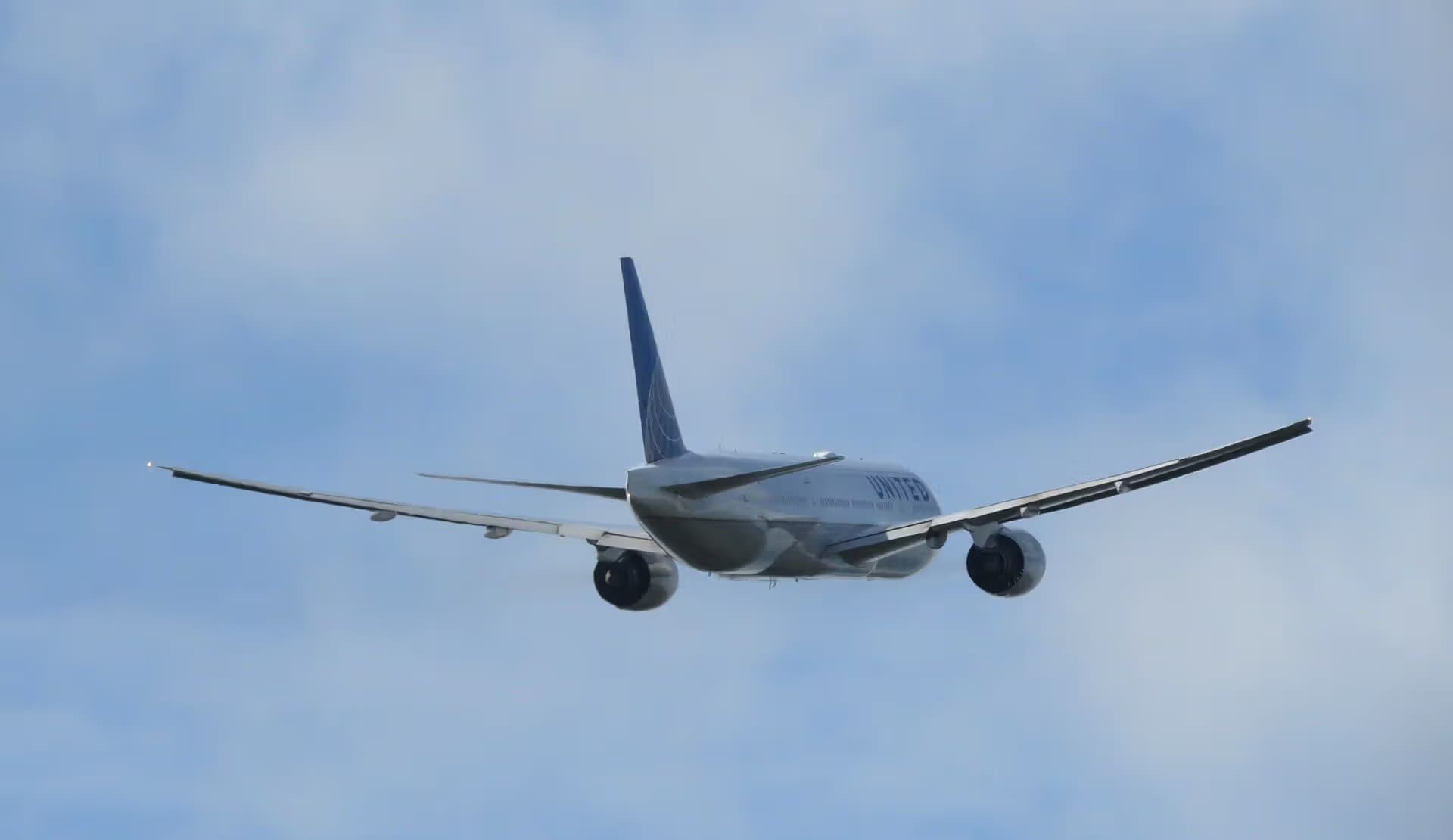 N222UA — Twin-engine aircraft at Munich Airport