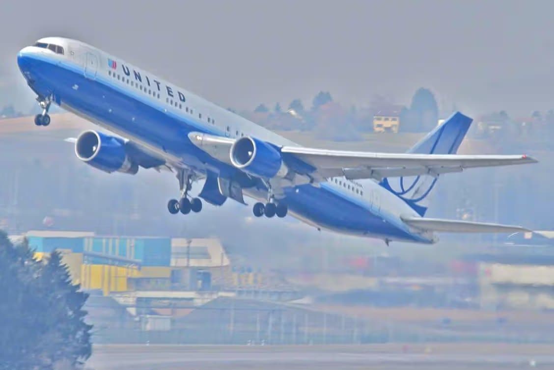 N654UA — Twin-engine aircraft