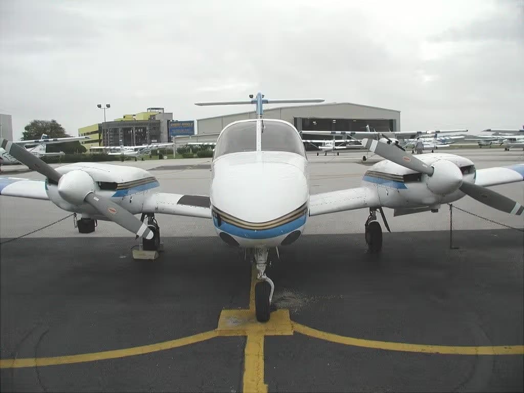N925ER — Twin-engine aircraft