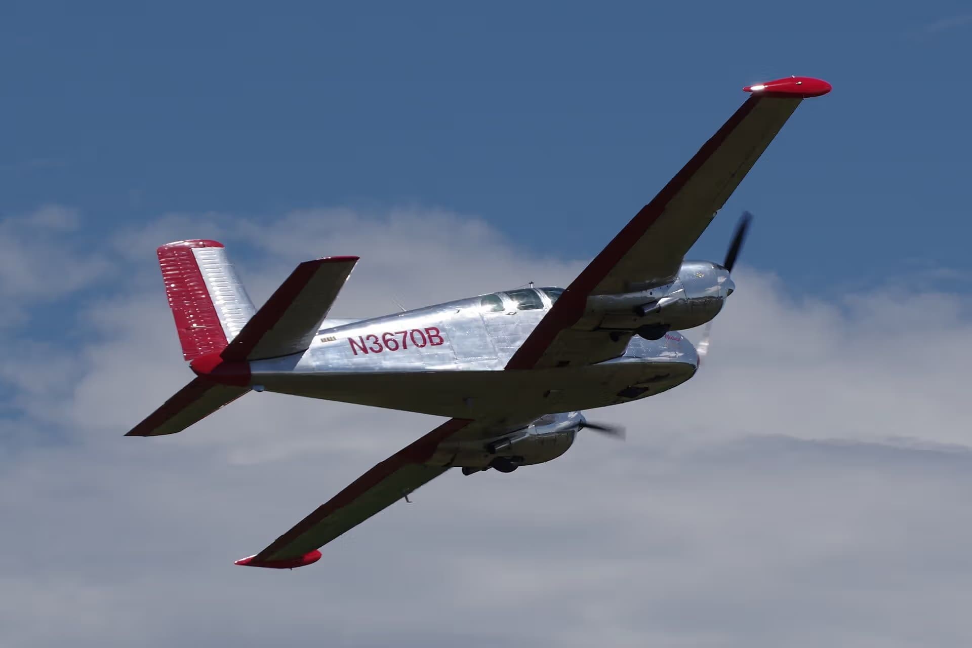N3670B — Twin-engine aircraft